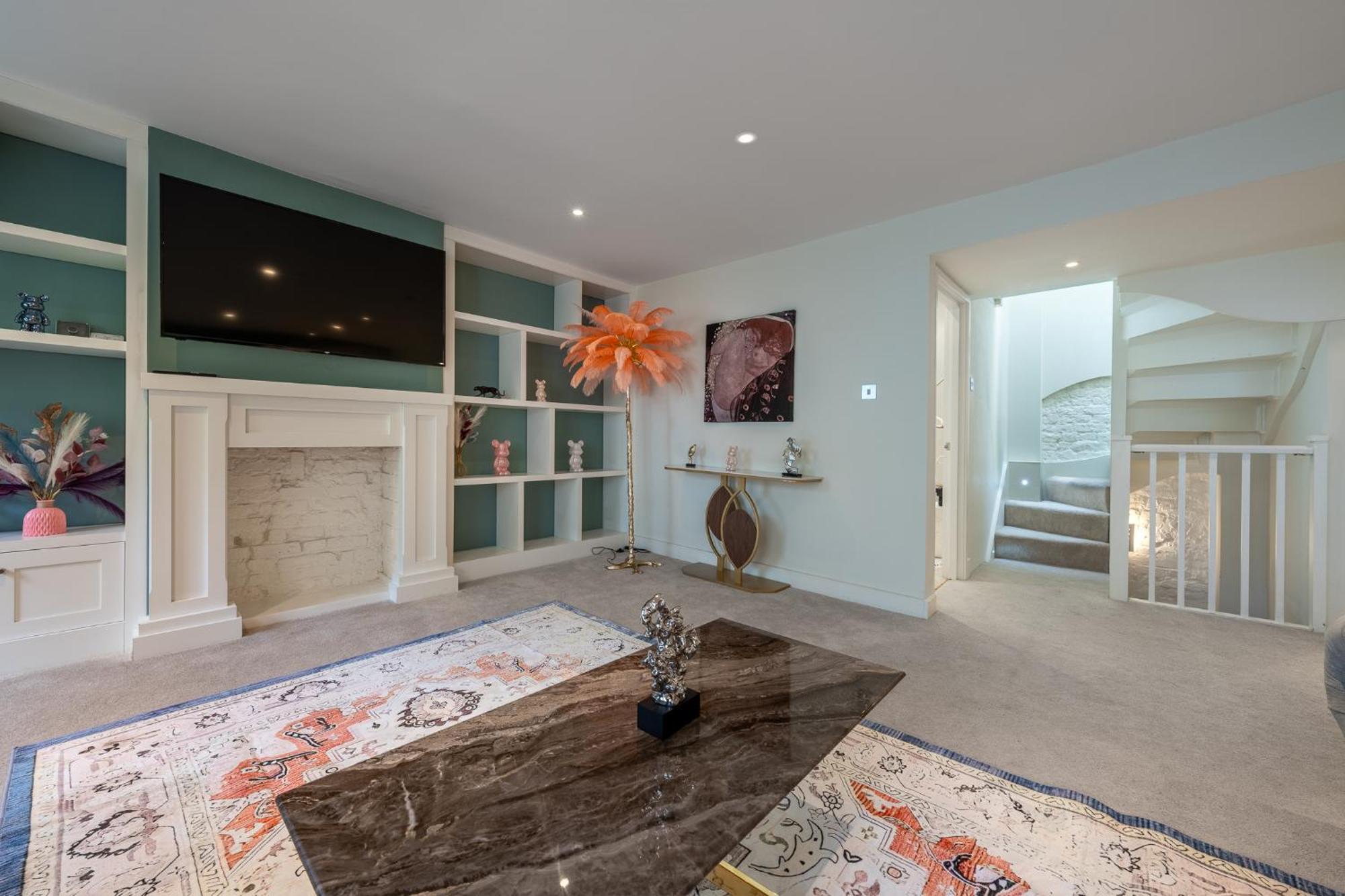 Massive 200 Sqm 3-bedroom * London