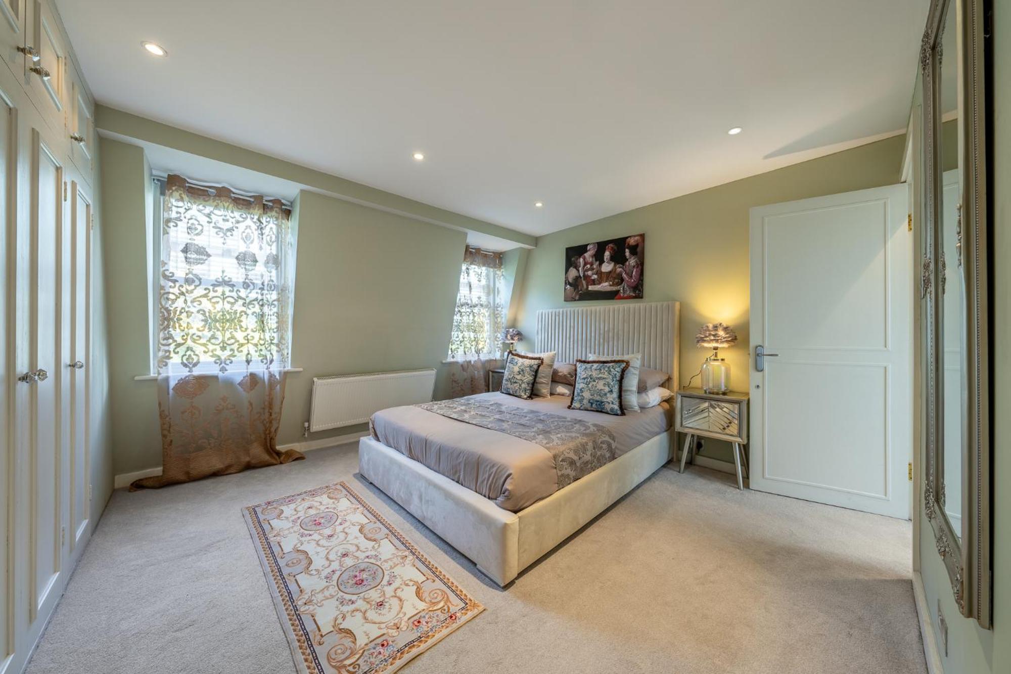 Massive 200 Sqm 3-bedroom London