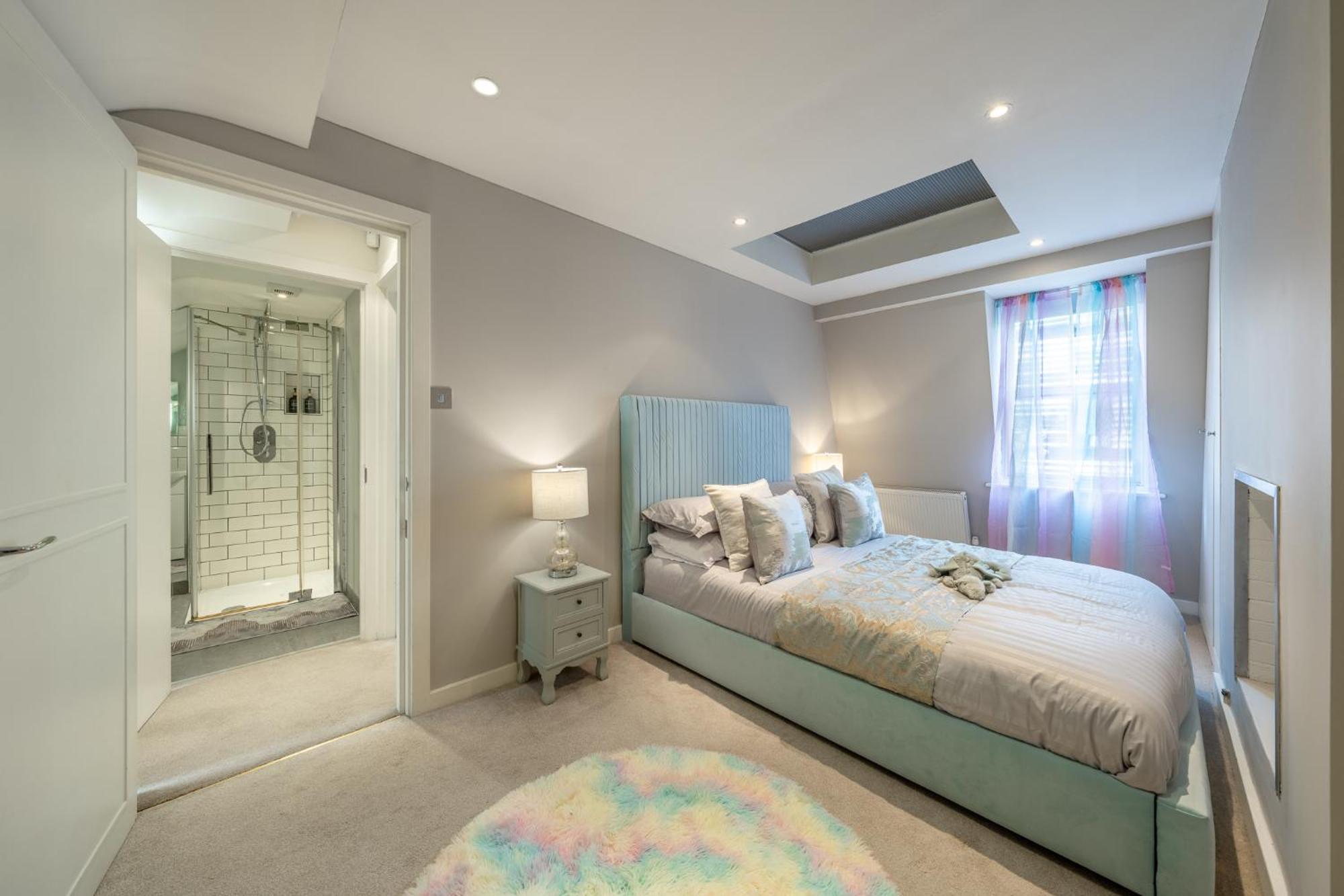 Massive 200 Sqm 3-bedroom Villa London