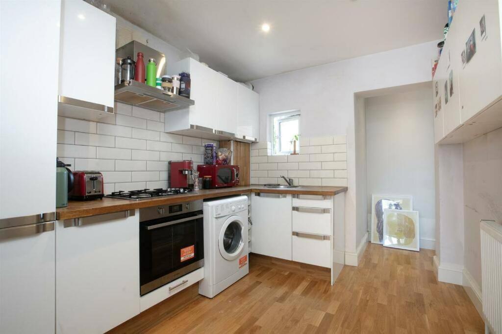 Comfortable 3-bed Flat In Vibrant Camberwell Lejlighed