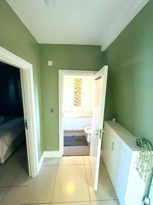 3 Bed Comfortable Wk Apartment