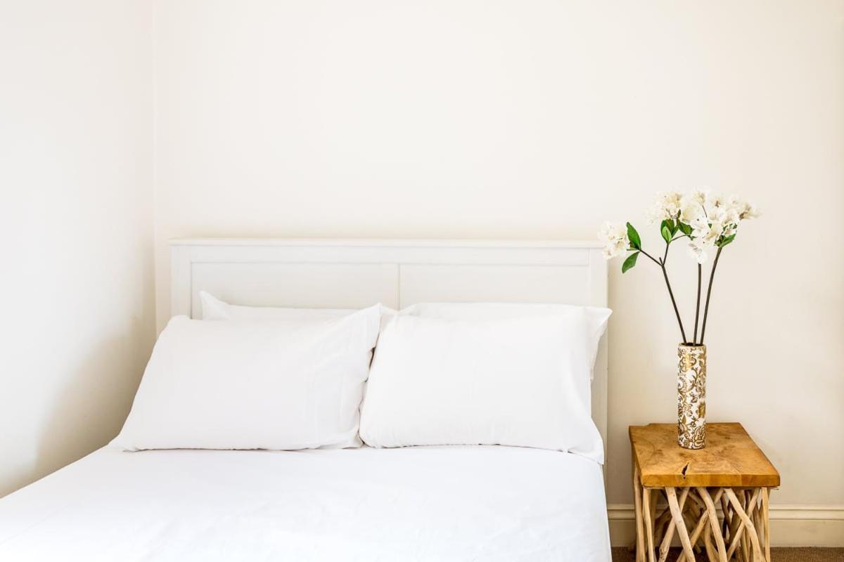 Bright And Spacious Notting Hill Nest *
