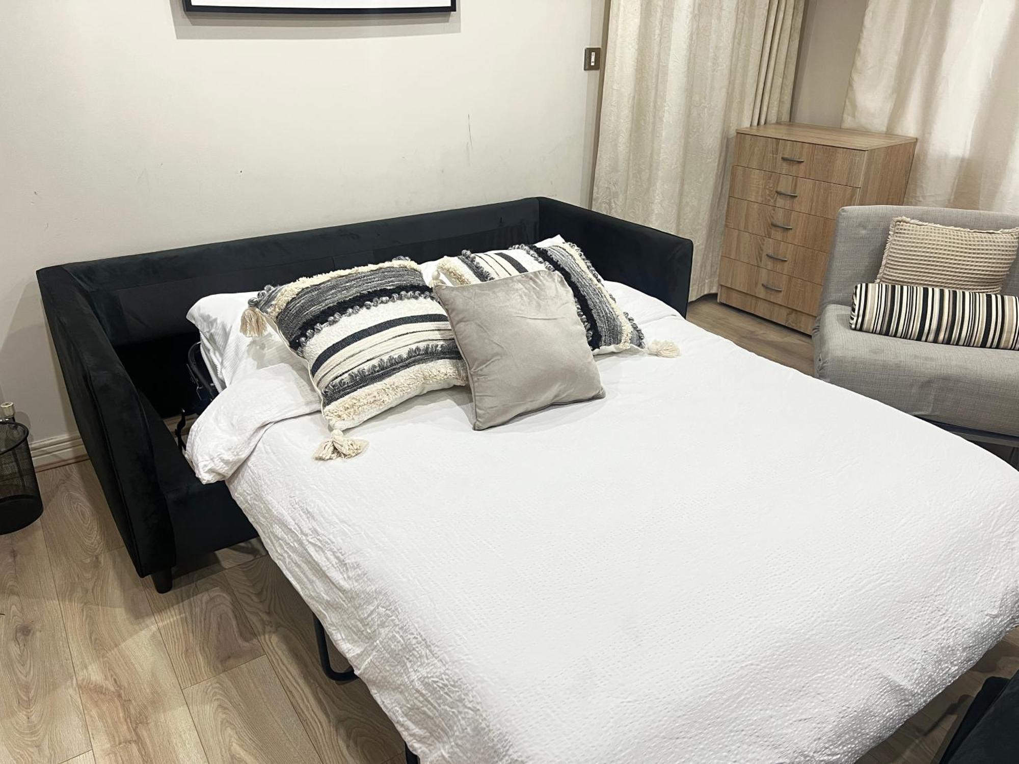 Canary Wharf O2 Excel Flat With Parking & Balcony Apartment *