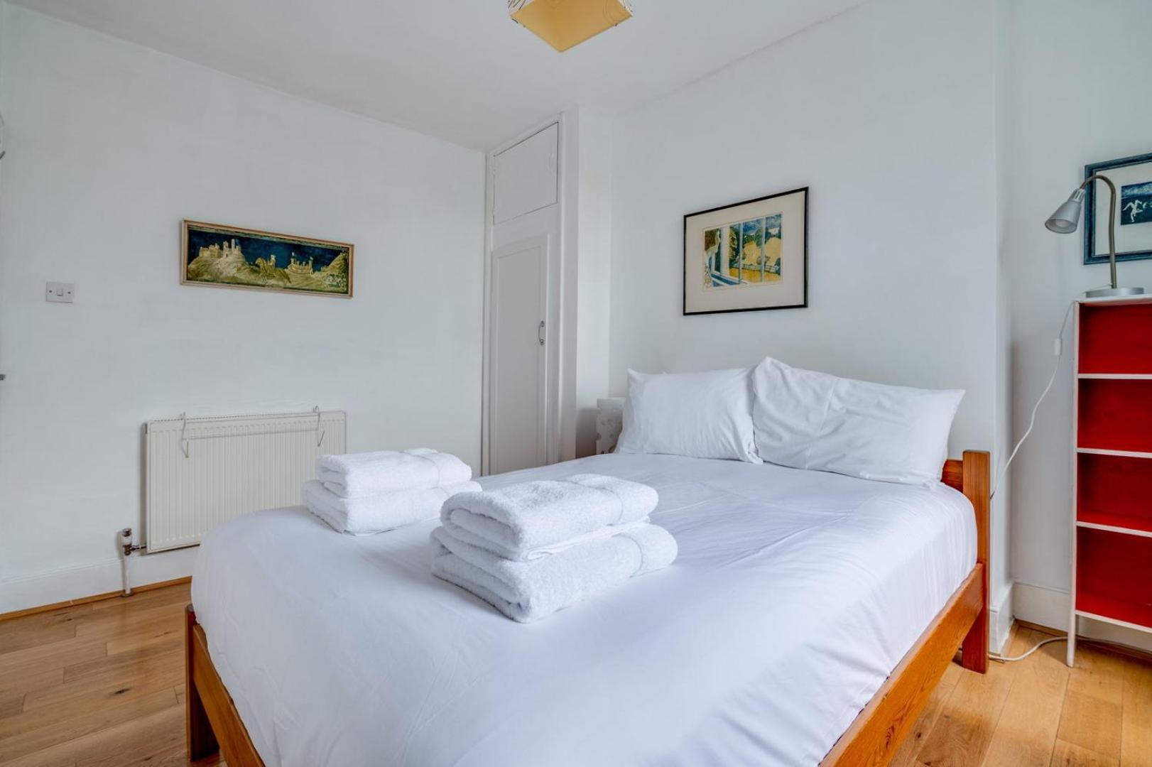 Bright Two Bedroom Near Vibrant Camden Town Holiday home London