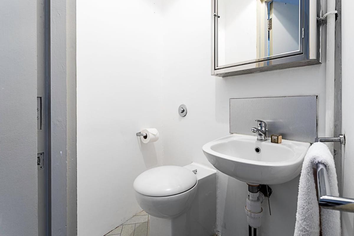 Contemporary Open Plan Penthouse Apartment *