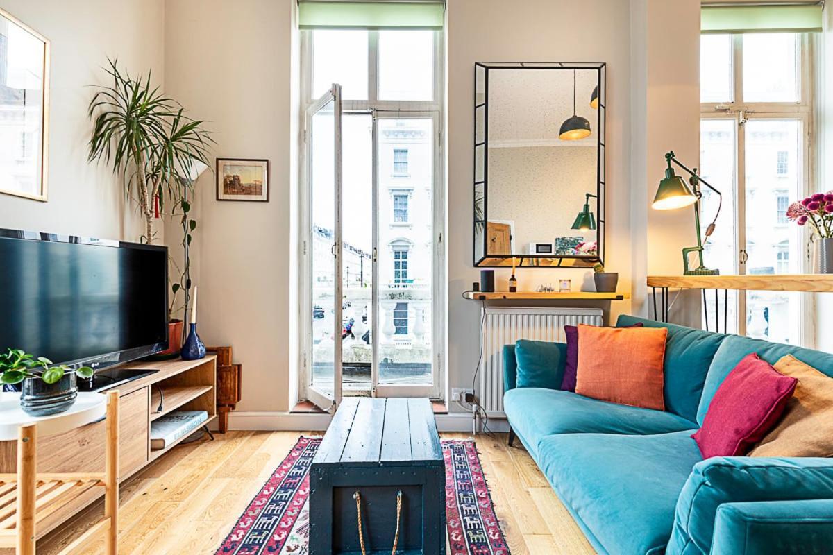 Beautiful Two Bedroom Abode Near Victoria