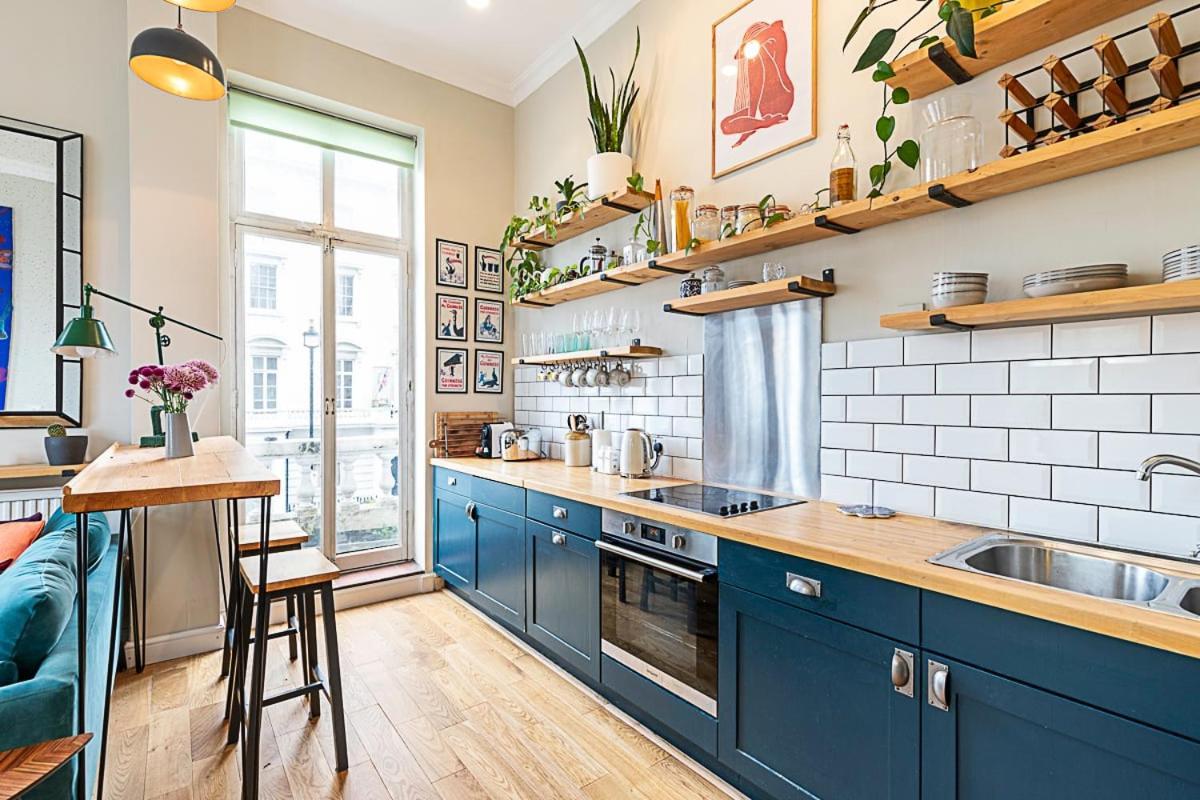 Beautiful Two Bedroom Abode Near Victoria *