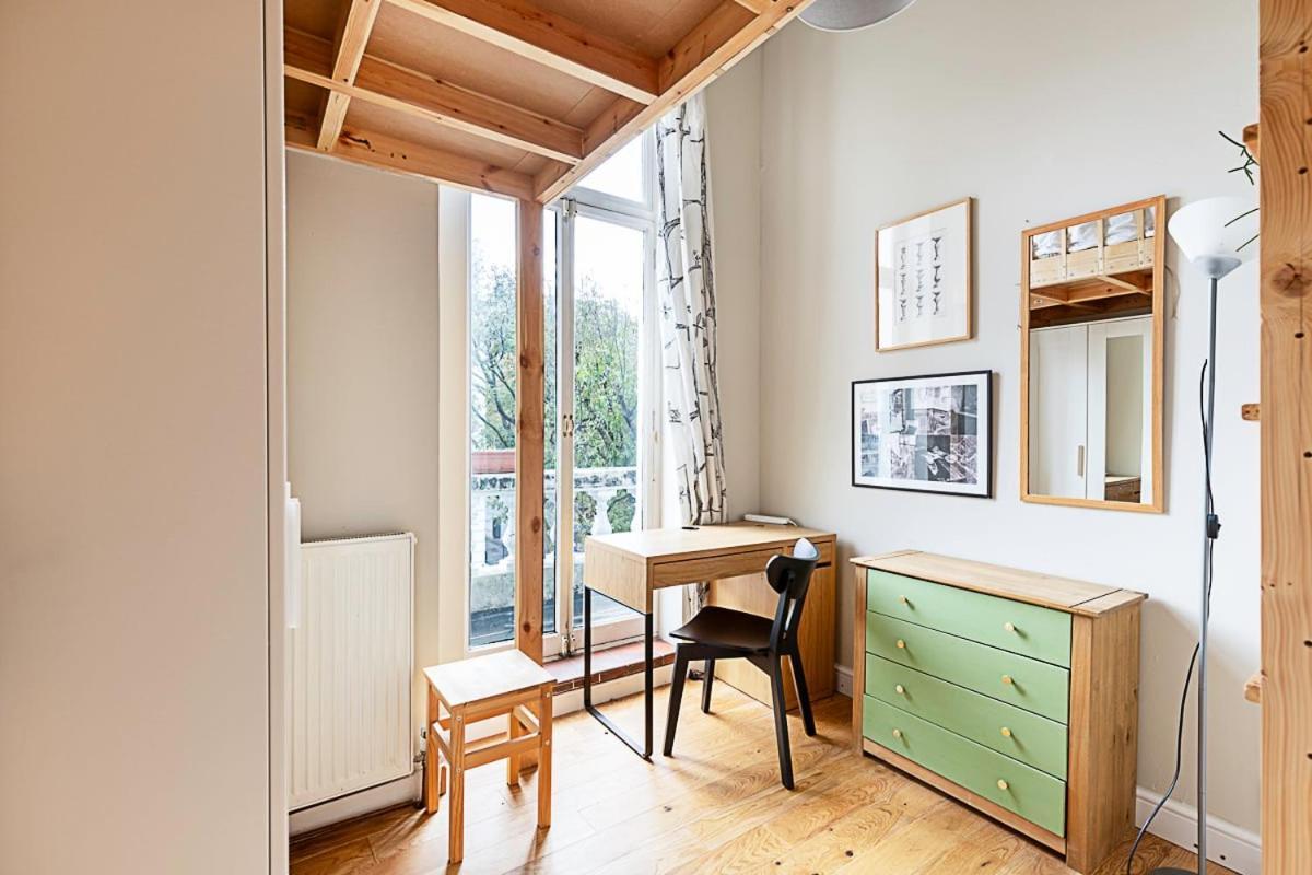 Beautiful Two Bedroom Abode Near Victoria
