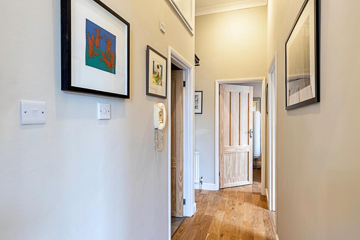 Beautiful Two Bedroom Abode Near Victoria Lejlighed