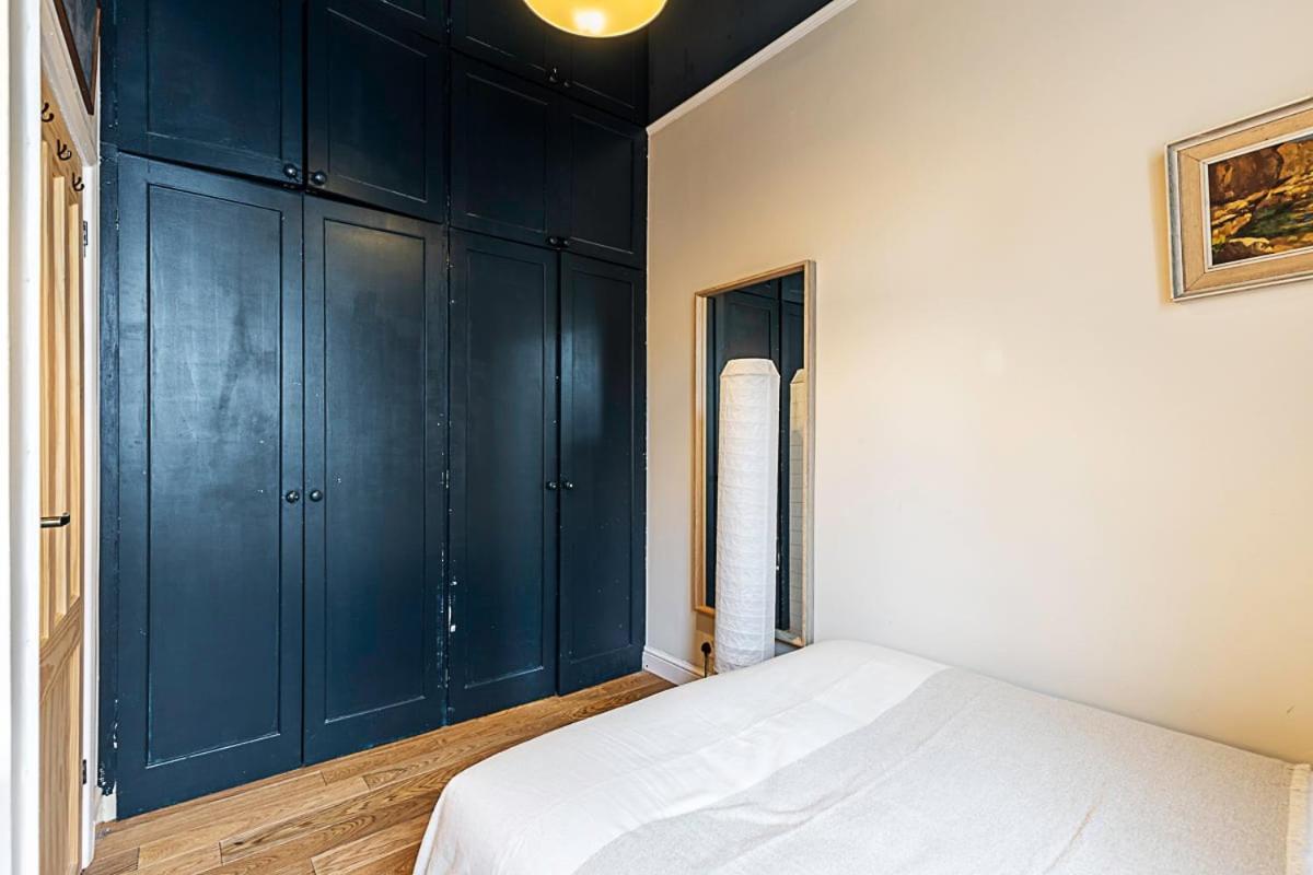 Beautiful Two Bedroom Abode Near Victoria *