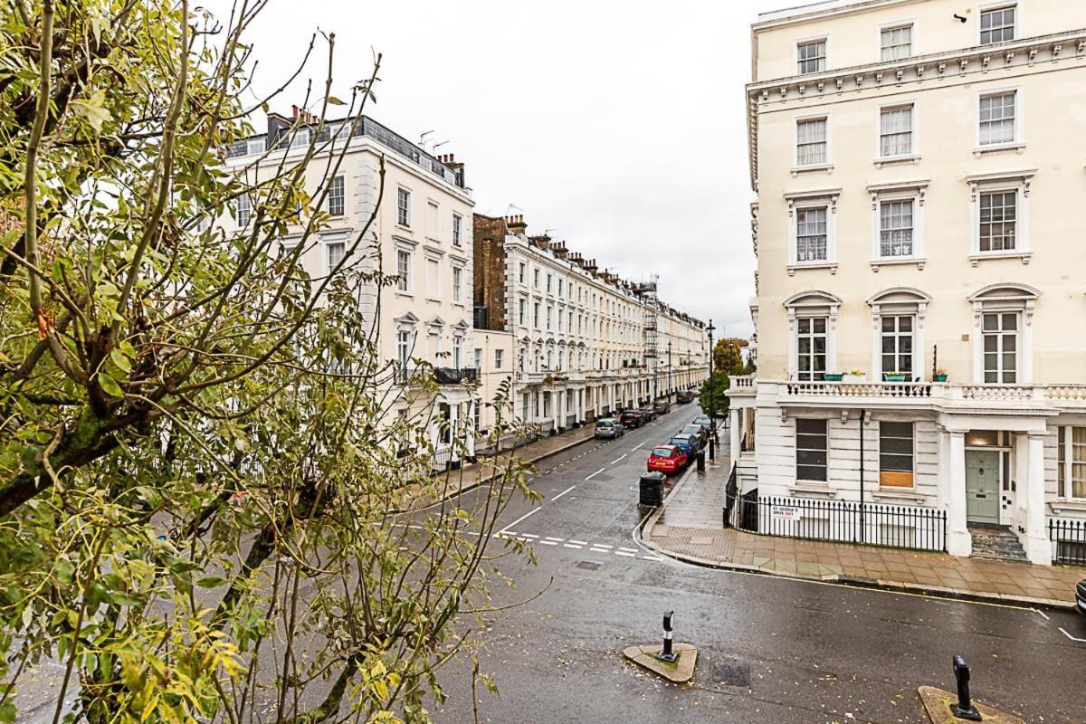 Beautiful Two Bedroom Abode Near Victoria