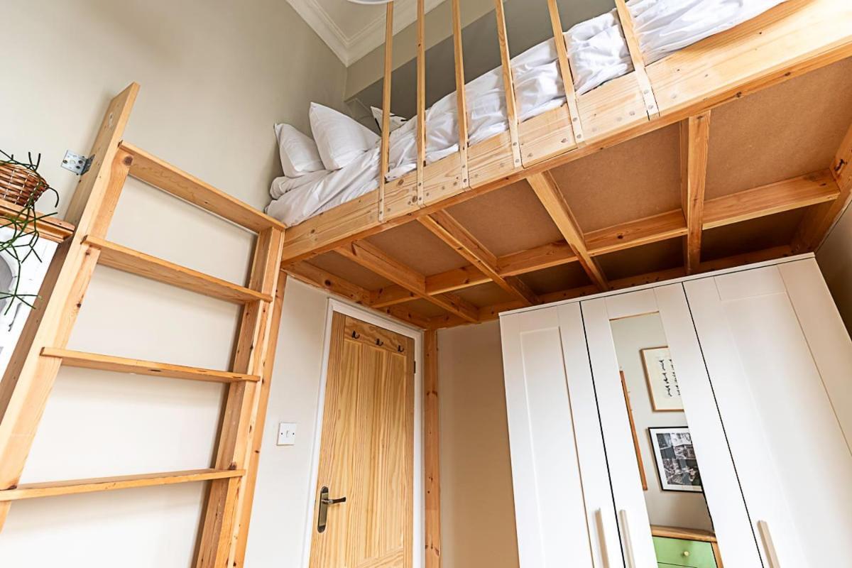 Beautiful Two Bedroom Abode Near Victoria Lejlighed