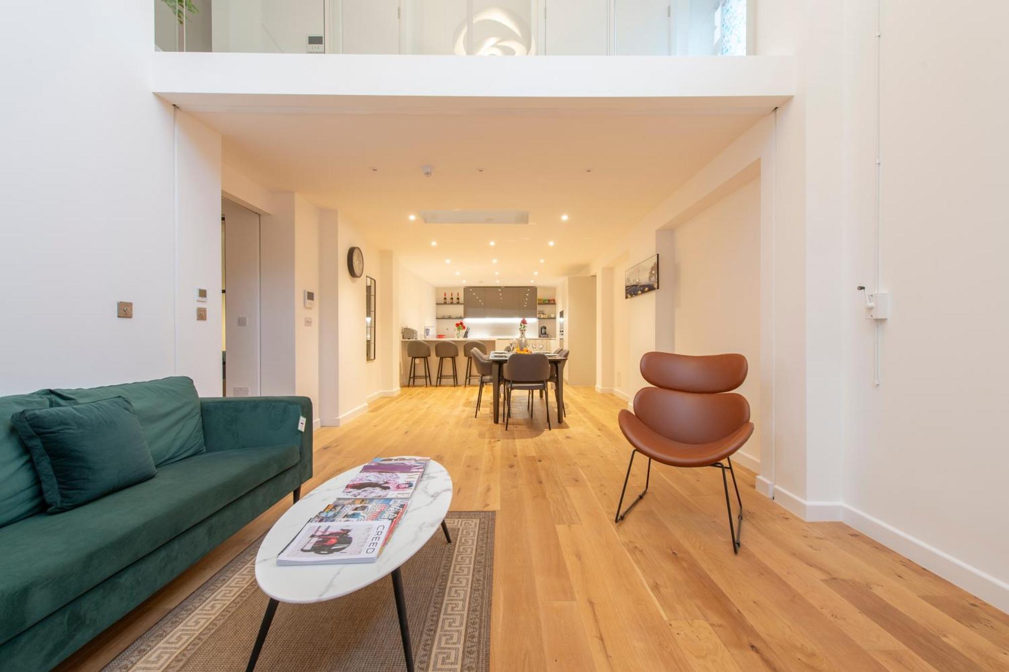 Exquisite 3br Duplex Period Conversion, Air-con & Amenities Appartement Londen
