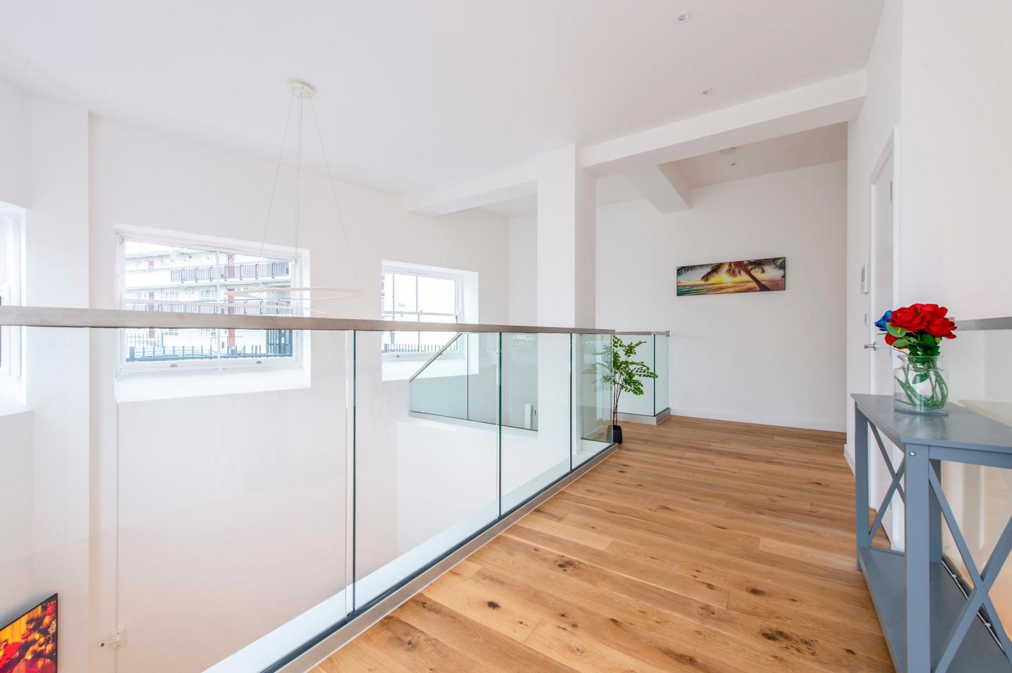 Exquisite 3br Duplex Period Conversion, Air-con & Amenities Appartement Londen