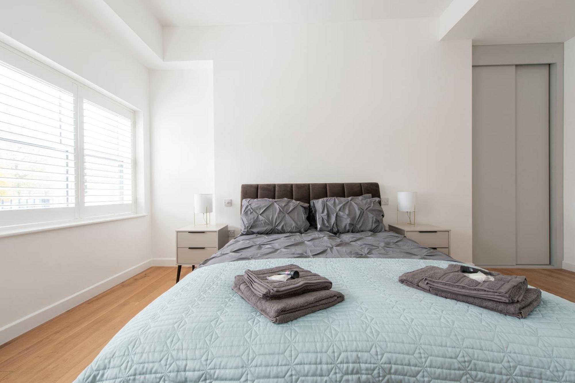 Exquisite 3br Duplex Period Conversion, Air-con & Amenities Appartement Londen