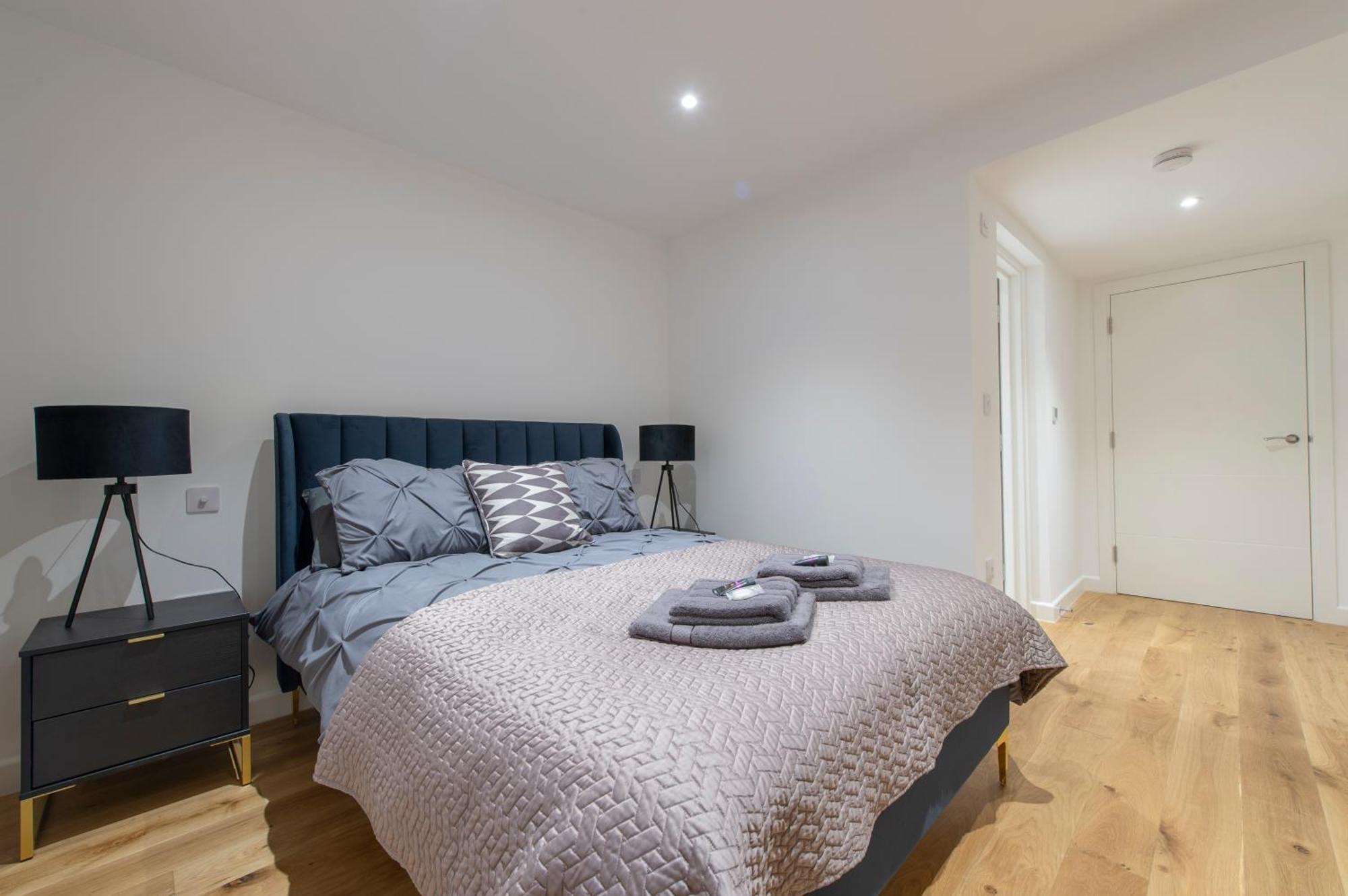 Exquisite 3br Duplex Period Conversion, Air-con & Amenities Appartement Londen