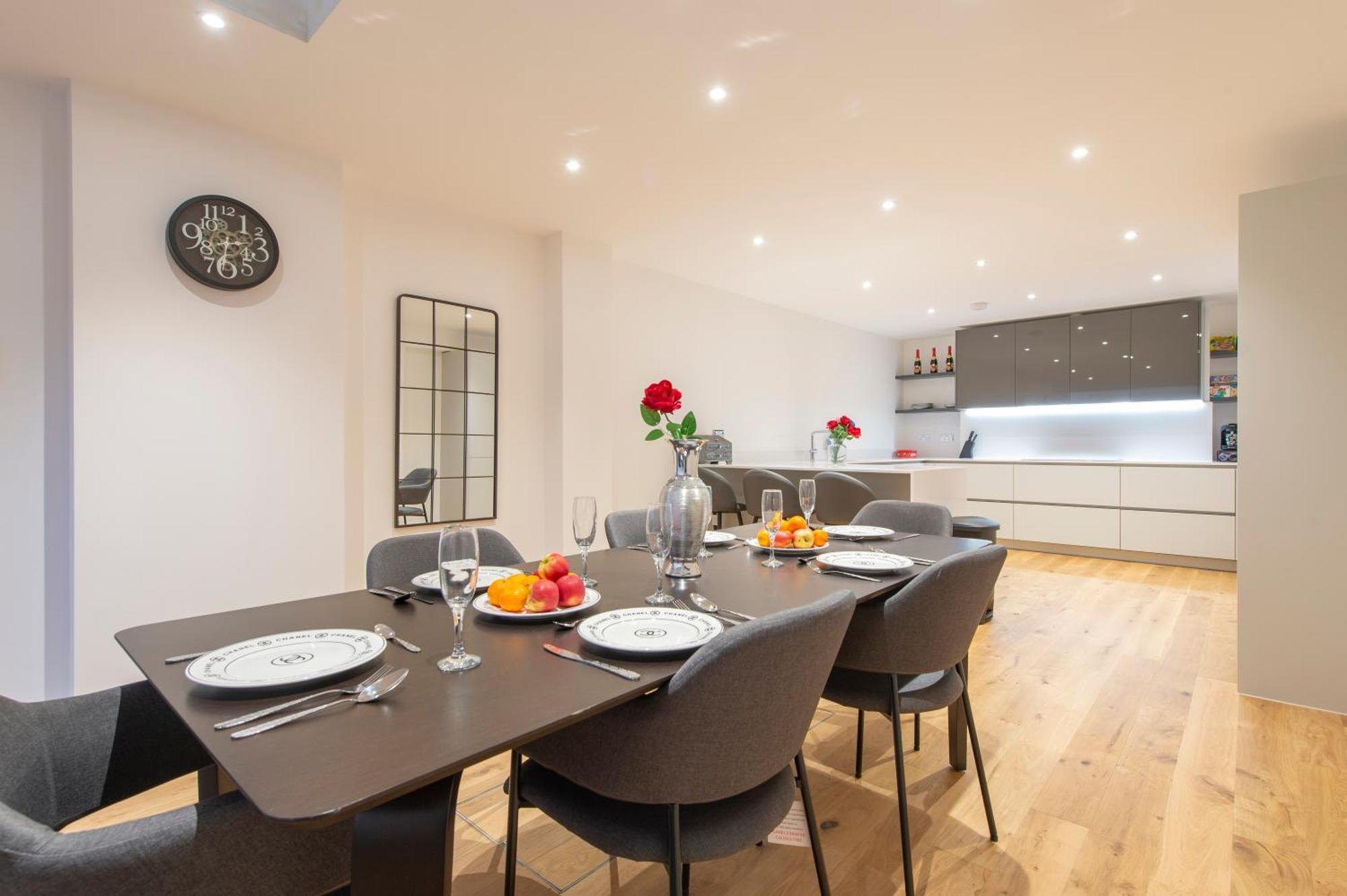 Exquisite 3br Duplex Period Conversion, Air-con & Amenities Appartement