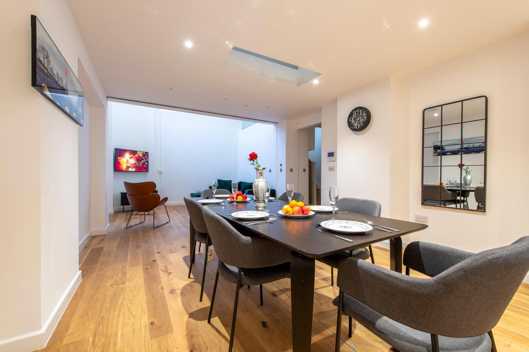 Exquisite 3br Duplex Period Conversion, Air-con & Amenities Appartement Londen
