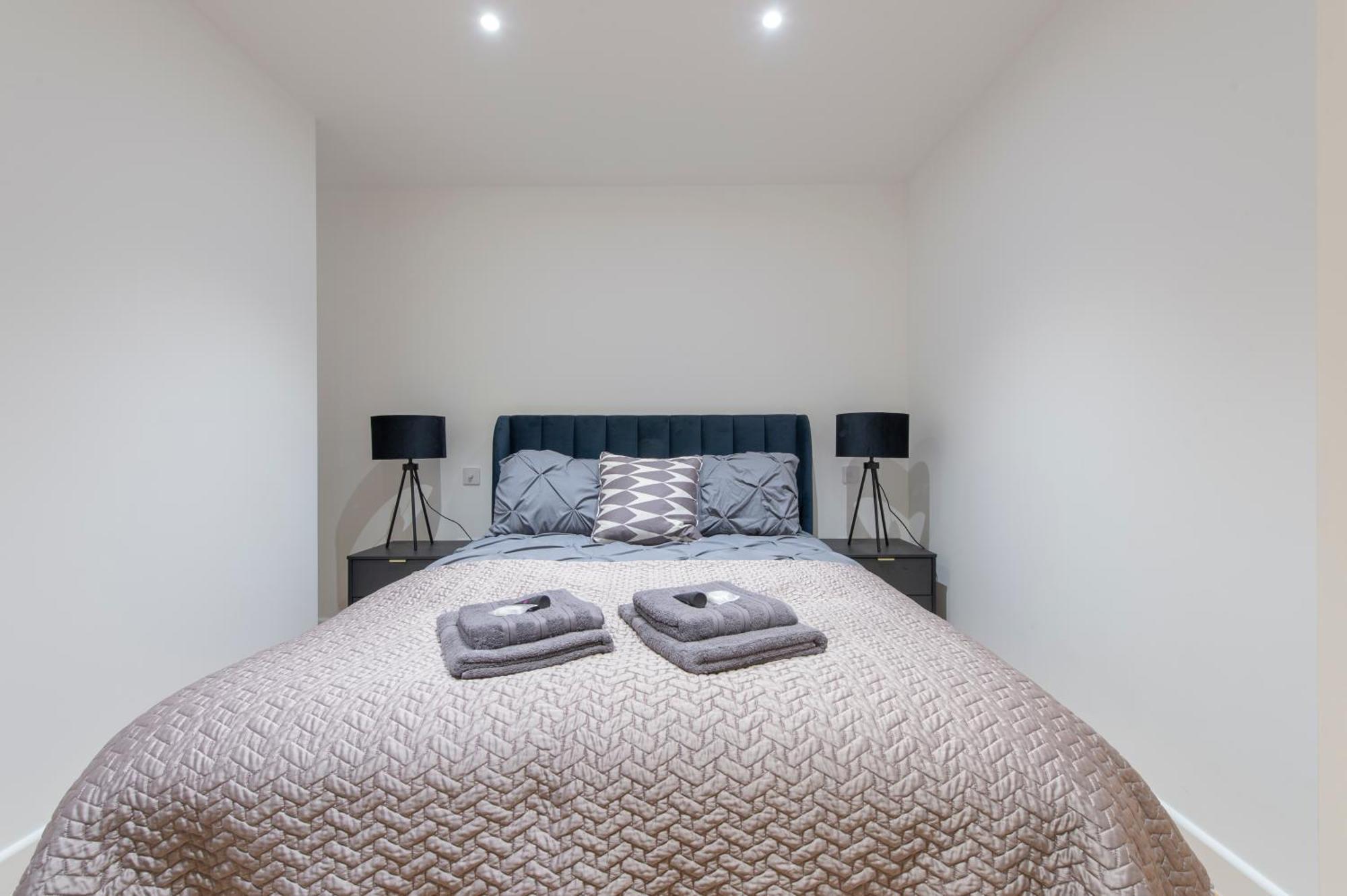 Exquisite 3br Duplex Period Conversion, Air-con & Amenities Londen