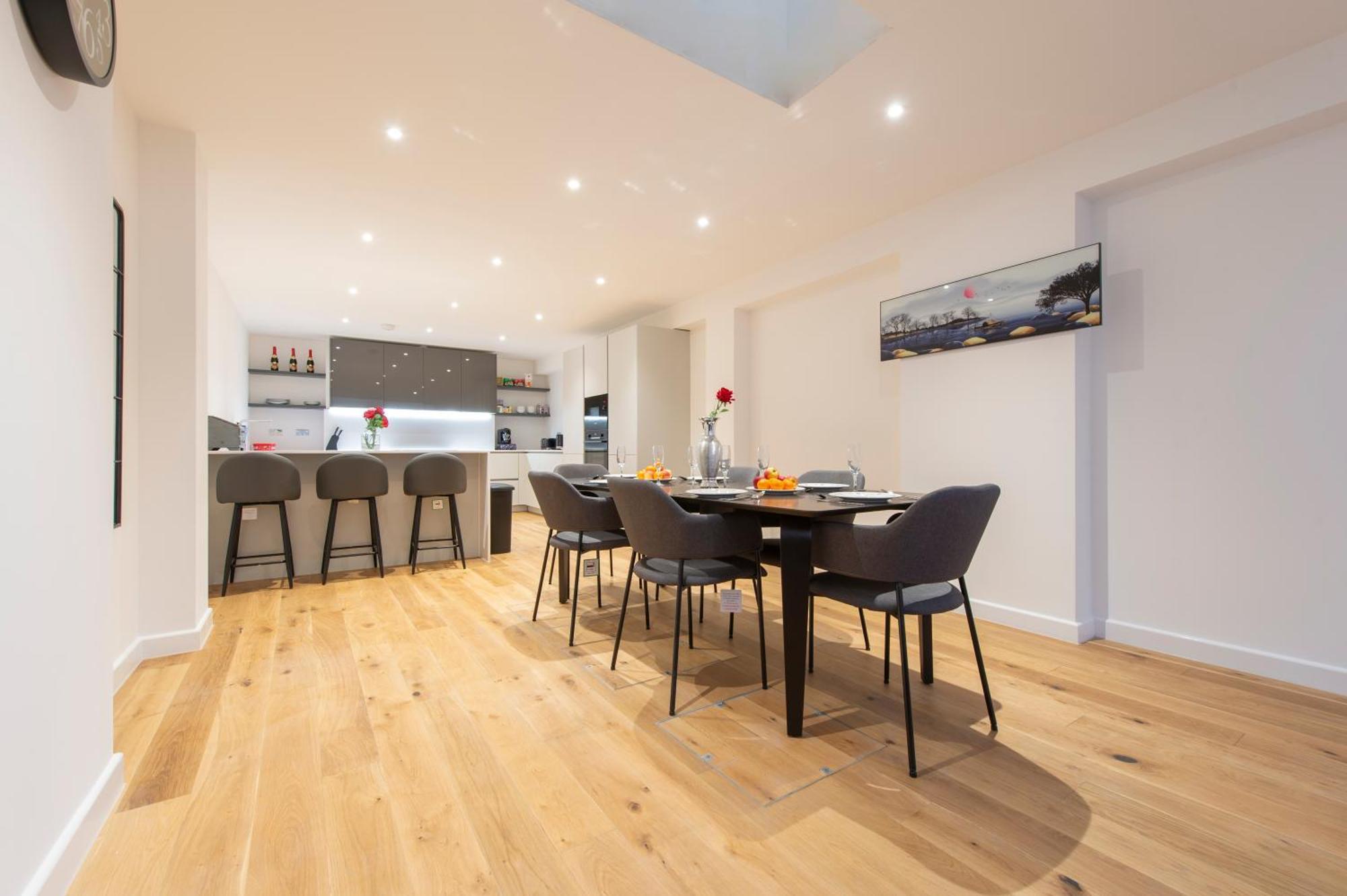 Exquisite 3br Duplex Period Conversion, Air-con & Amenities Appartement