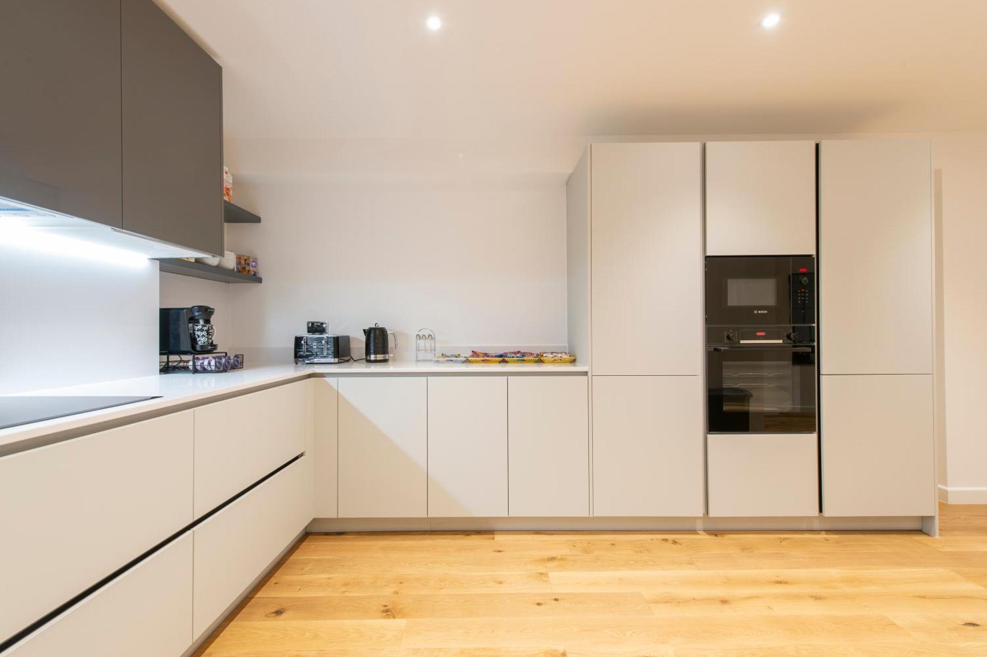 Exquisite 3br Duplex Period Conversion, Air-con & Amenities Londen