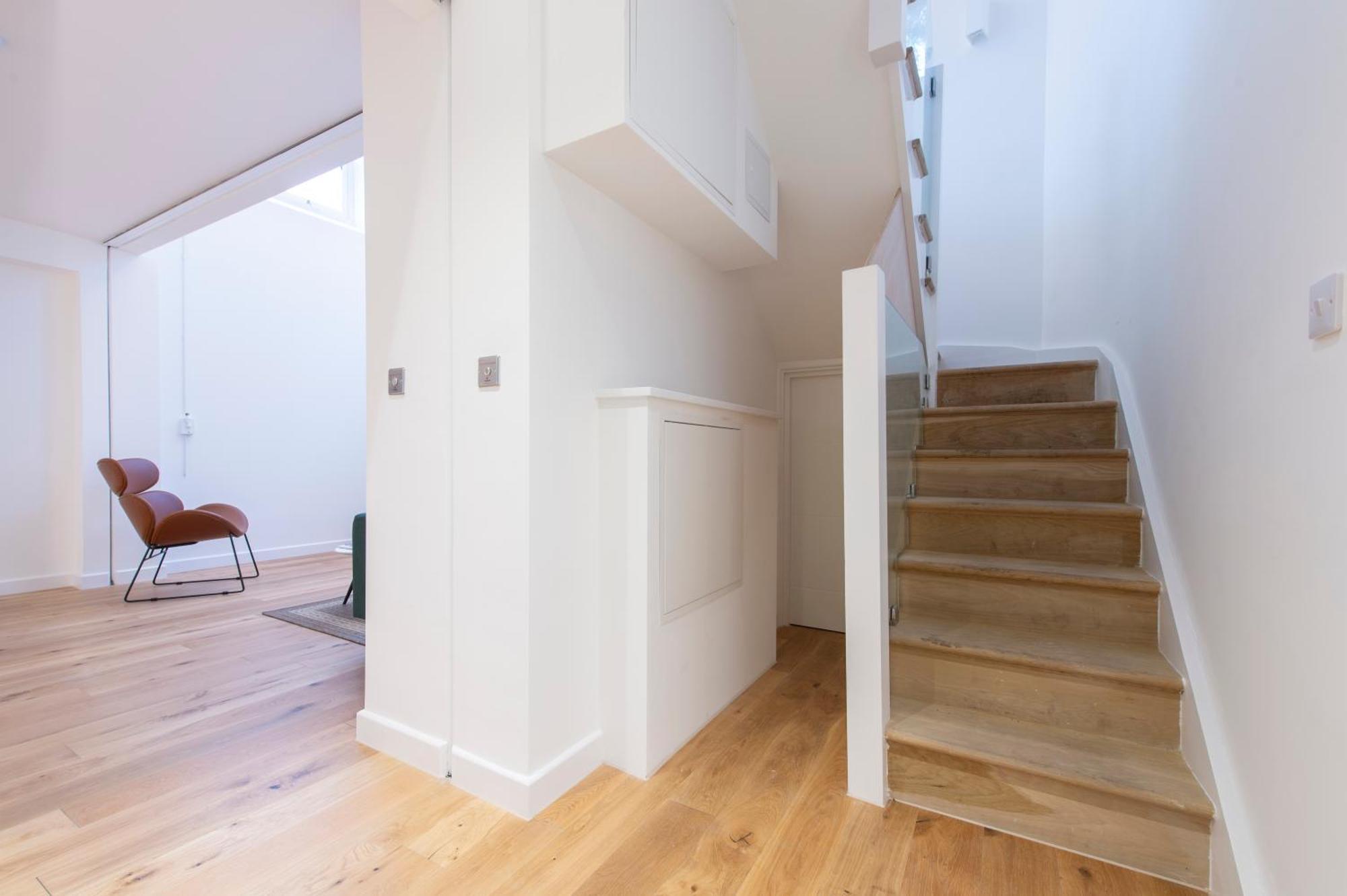 Exquisite 3br Duplex Period Conversion, Air-con & Amenities Appartement Londen
