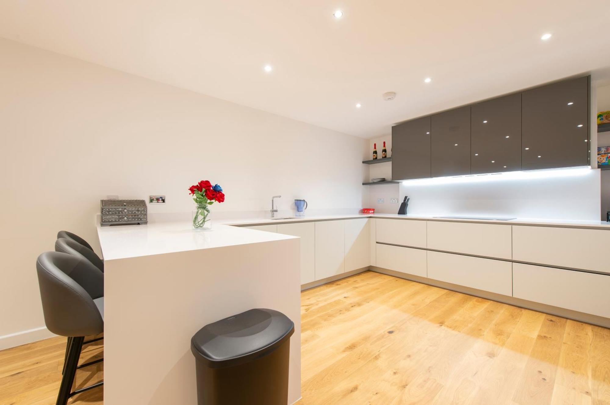 Exquisite 3br Duplex Period Conversion, Air-con & Amenities Appartement
