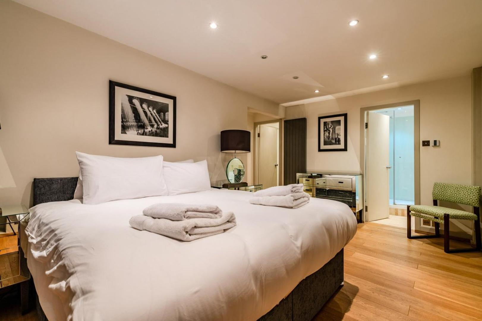 Beautiful Three Bedroom House In West Londra