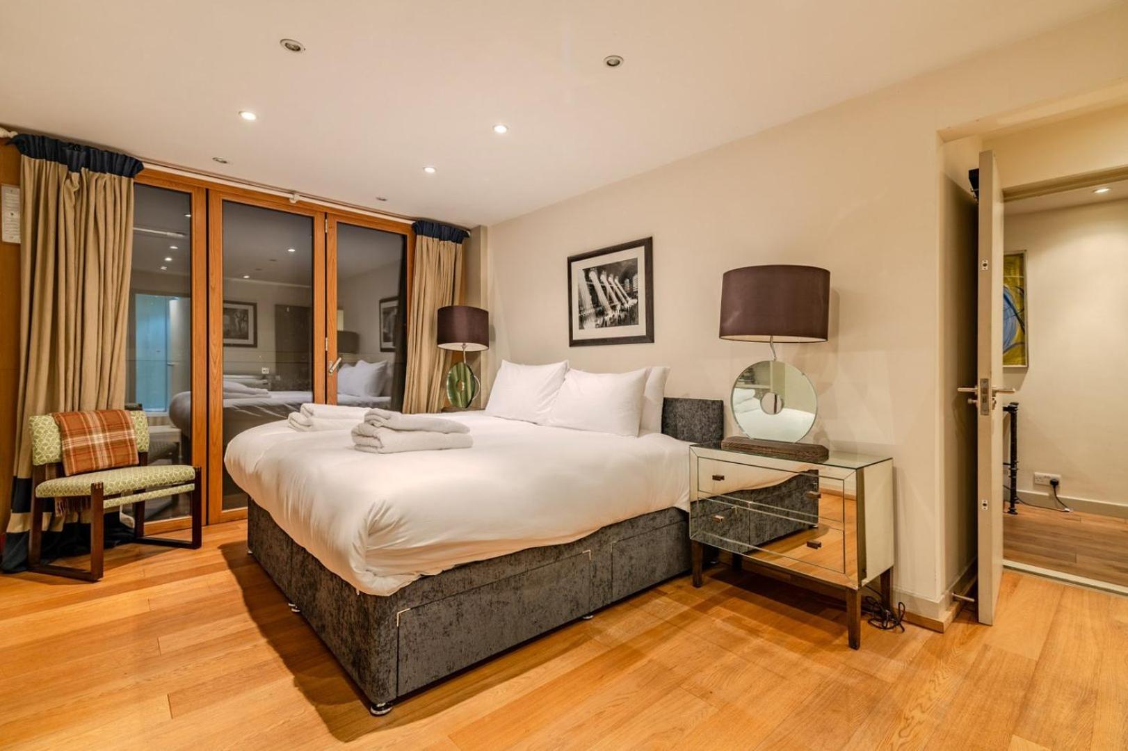 Beautiful Three Bedroom House In West Londra