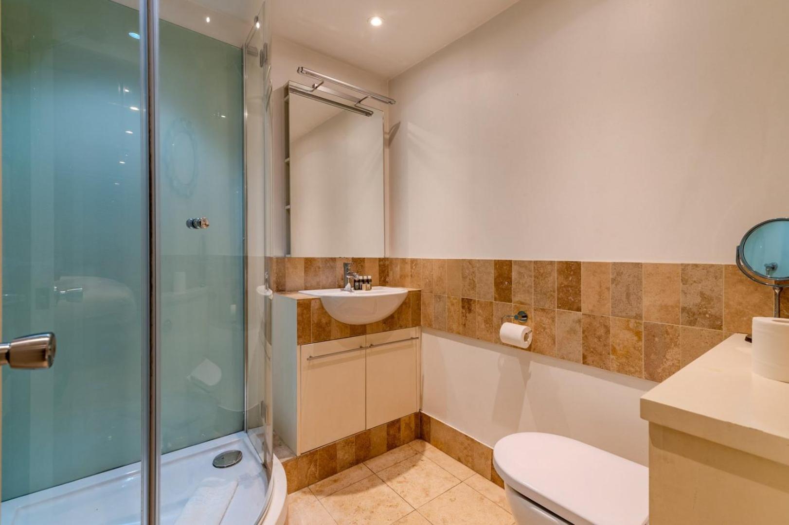 Beautiful Three Bedroom House In West * Londra