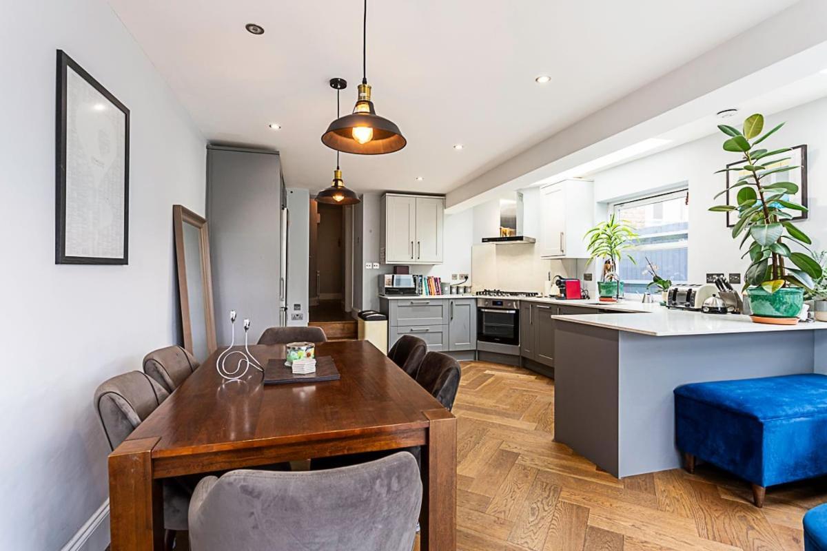 Modern And Spacious Colliers Wood Apartment