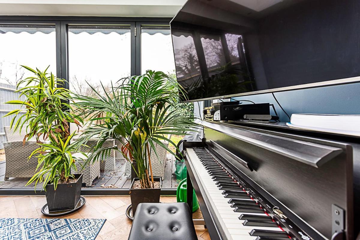 Modern And Spacious Colliers Wood London