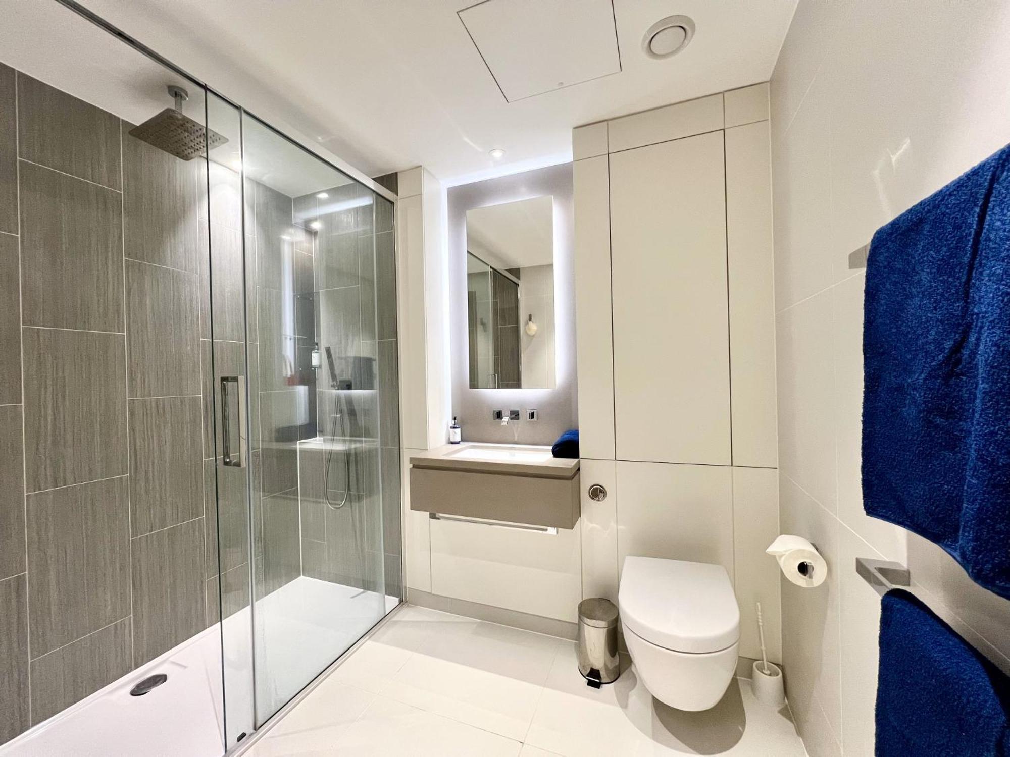 Tower Bridge Luxury Apartment