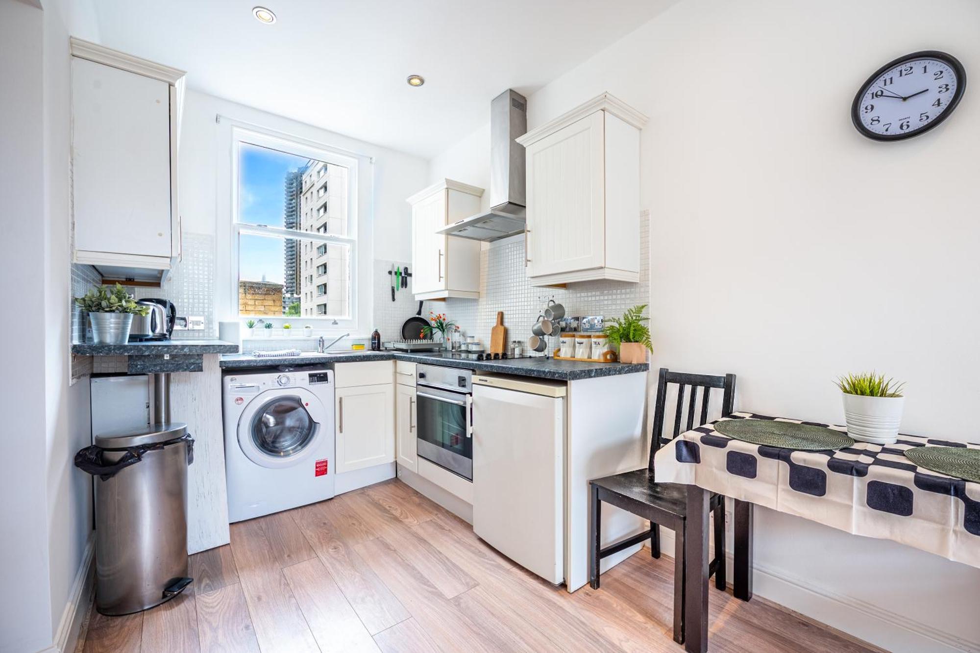 One-bed Flat, Kensington, Bank Payment To The Host Within 24h From The Reservation * Londra