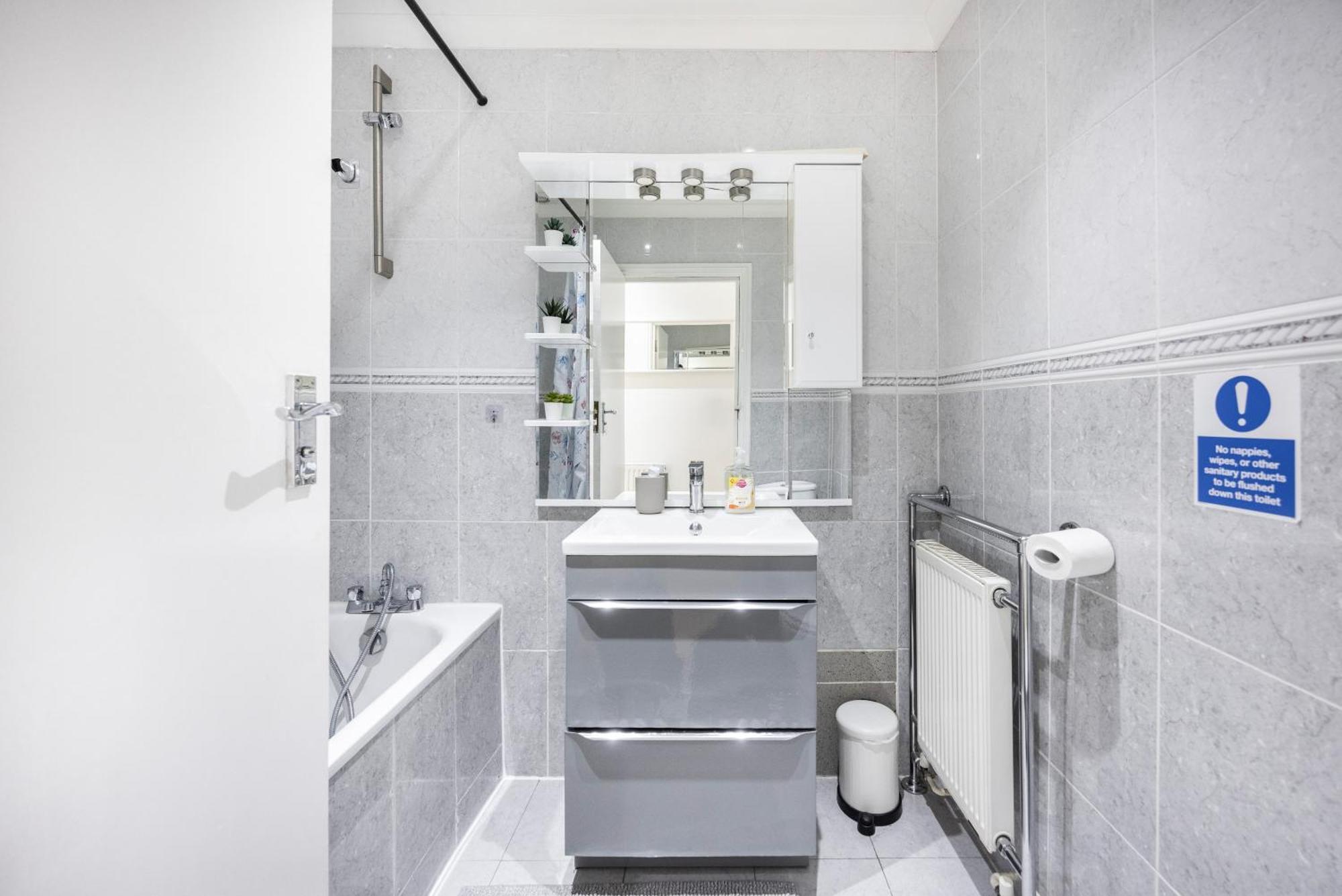 2 Bedroom Charming Family Apartment *