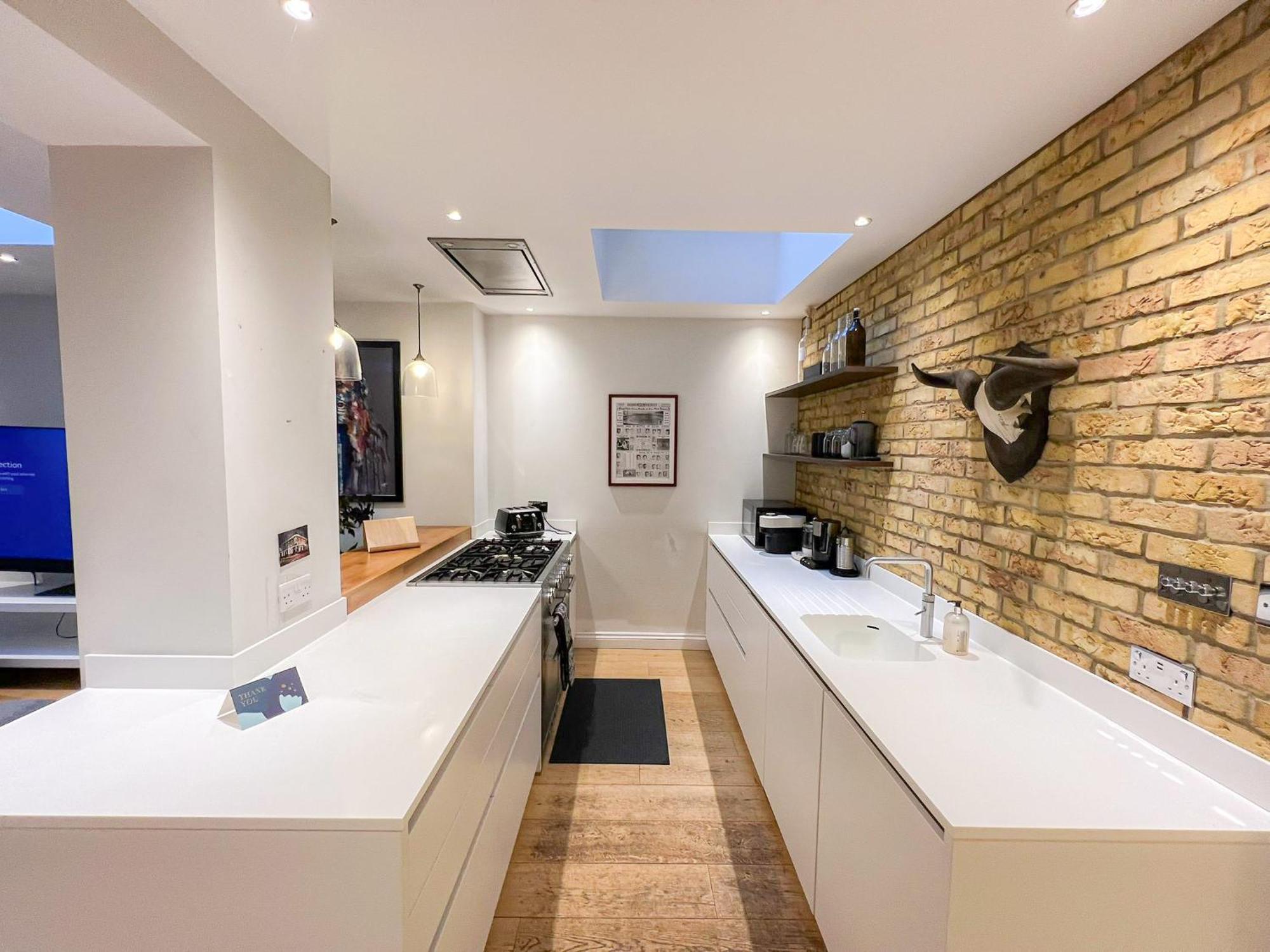 Sleek 2 Bedroom Flat With Private Patio & Firepit In Shepherds Bush, Near Hammersmith Leilighet