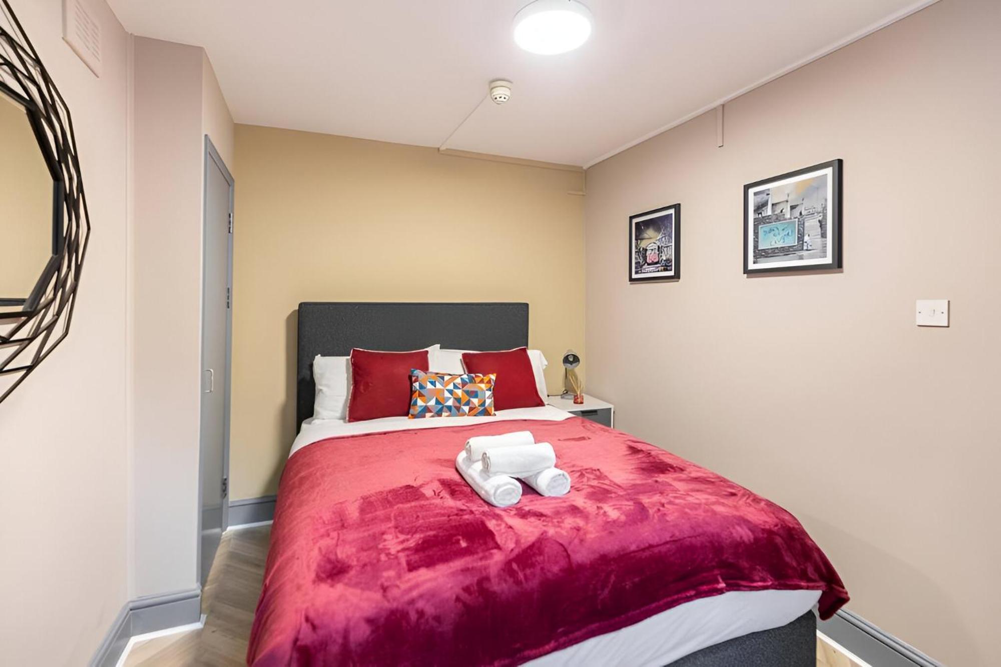 Bold & Vibrant 1-bedroom Escape In Prime Location! Lejlighed London
