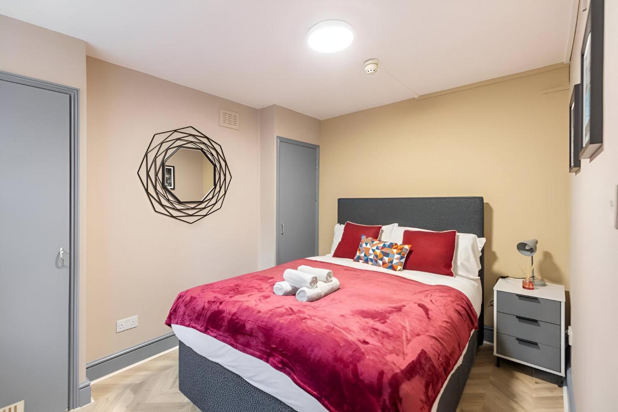 Lejlighed Bold & Vibrant 1-bedroom Escape In Prime Location!