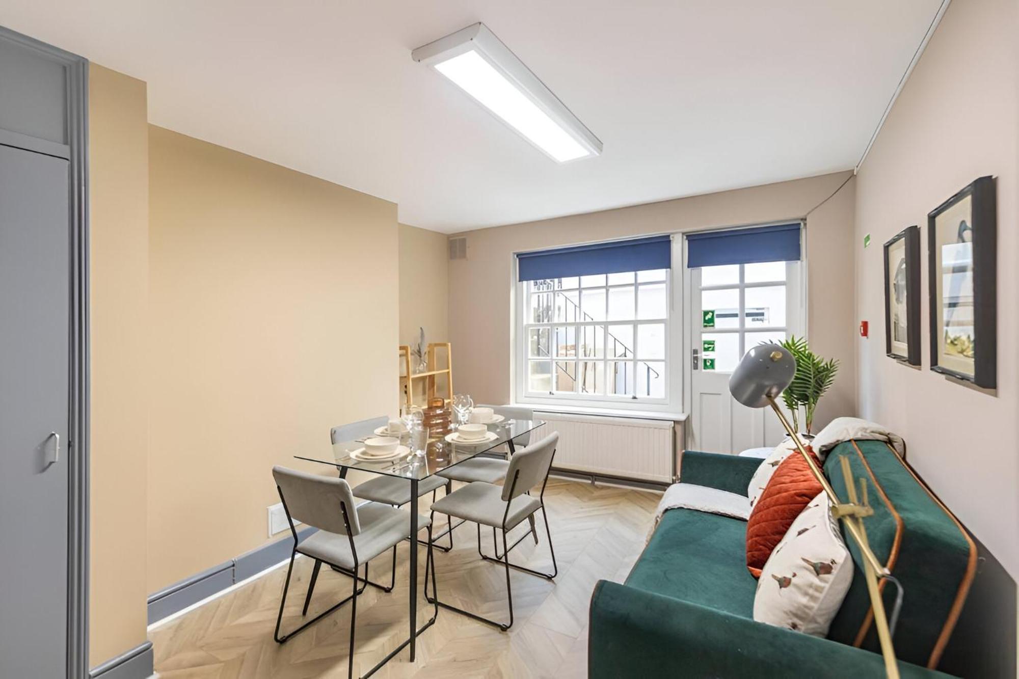 Bold & Vibrant 1-bedroom Escape In Prime Location! Londen