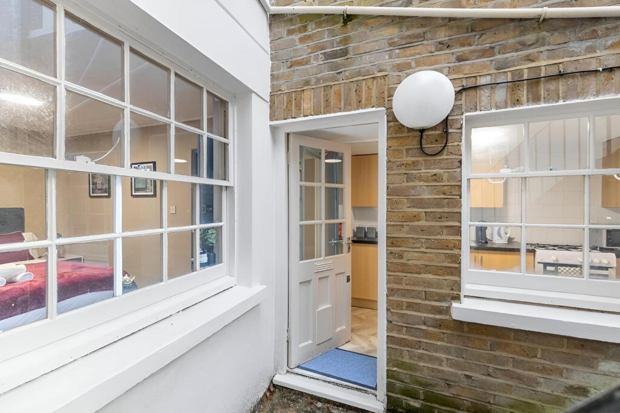 Bold & Vibrant 1-bedroom Escape In Prime Location! Londen