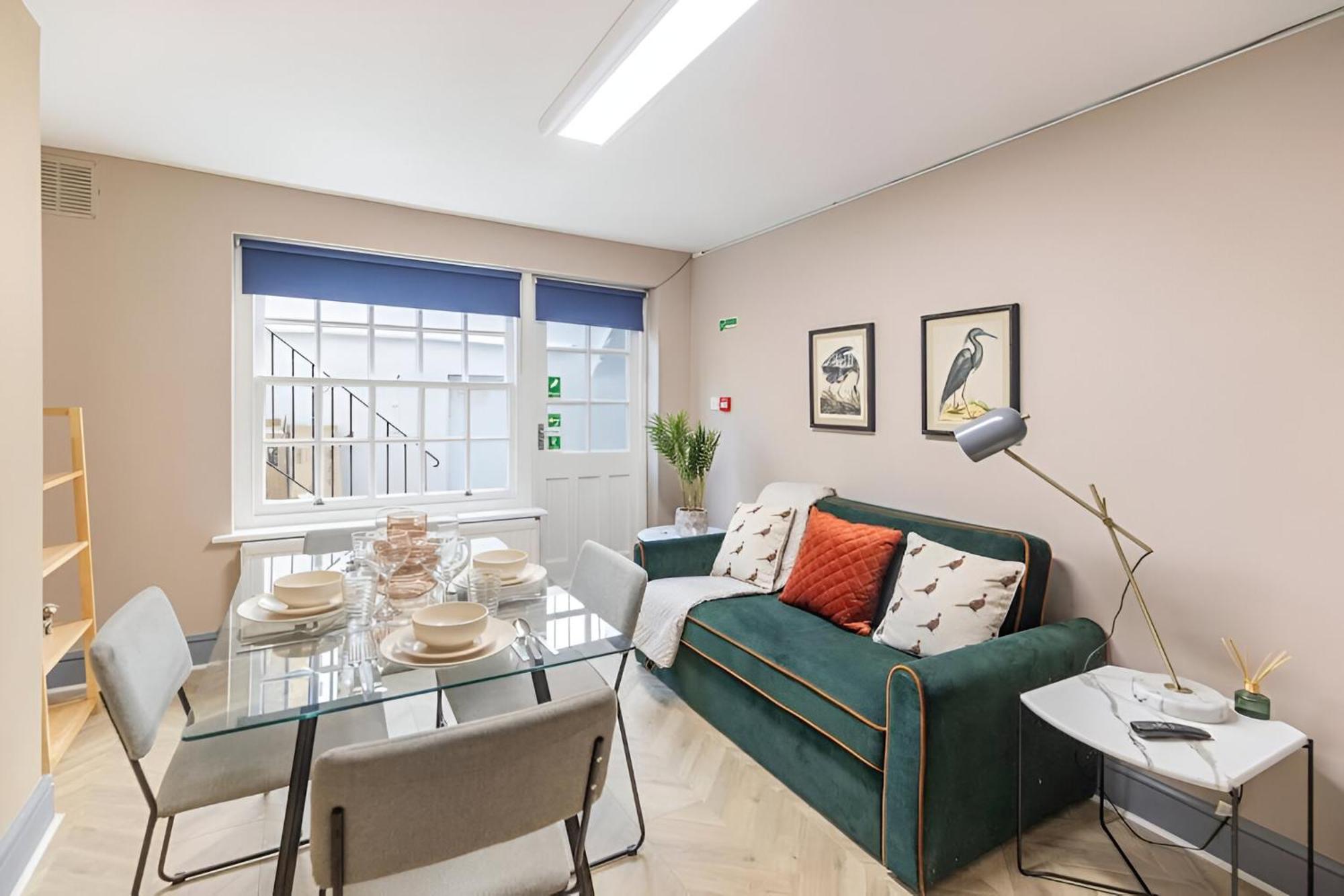 Lejlighed Bold & Vibrant 1-bedroom Escape In Prime Location! London
