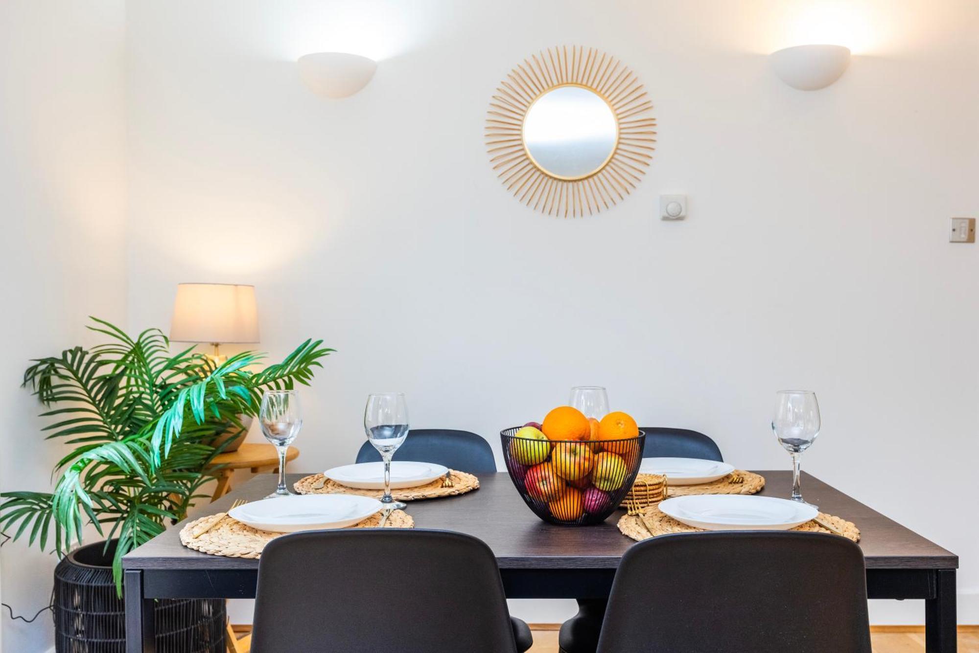 Cozy Haven - Bright 2br Apartment, Next To Major Station Appartement
