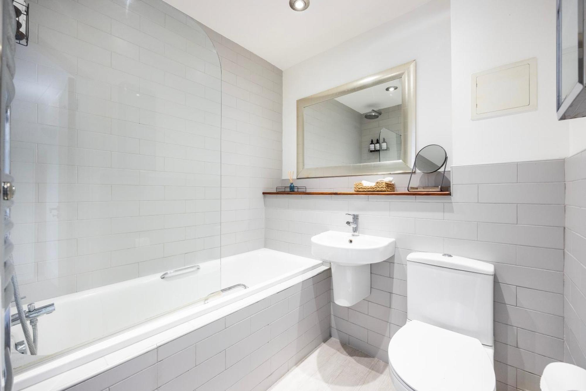 Cozy Haven - Bright 2br Apartment, Next To Major Station Appartement *