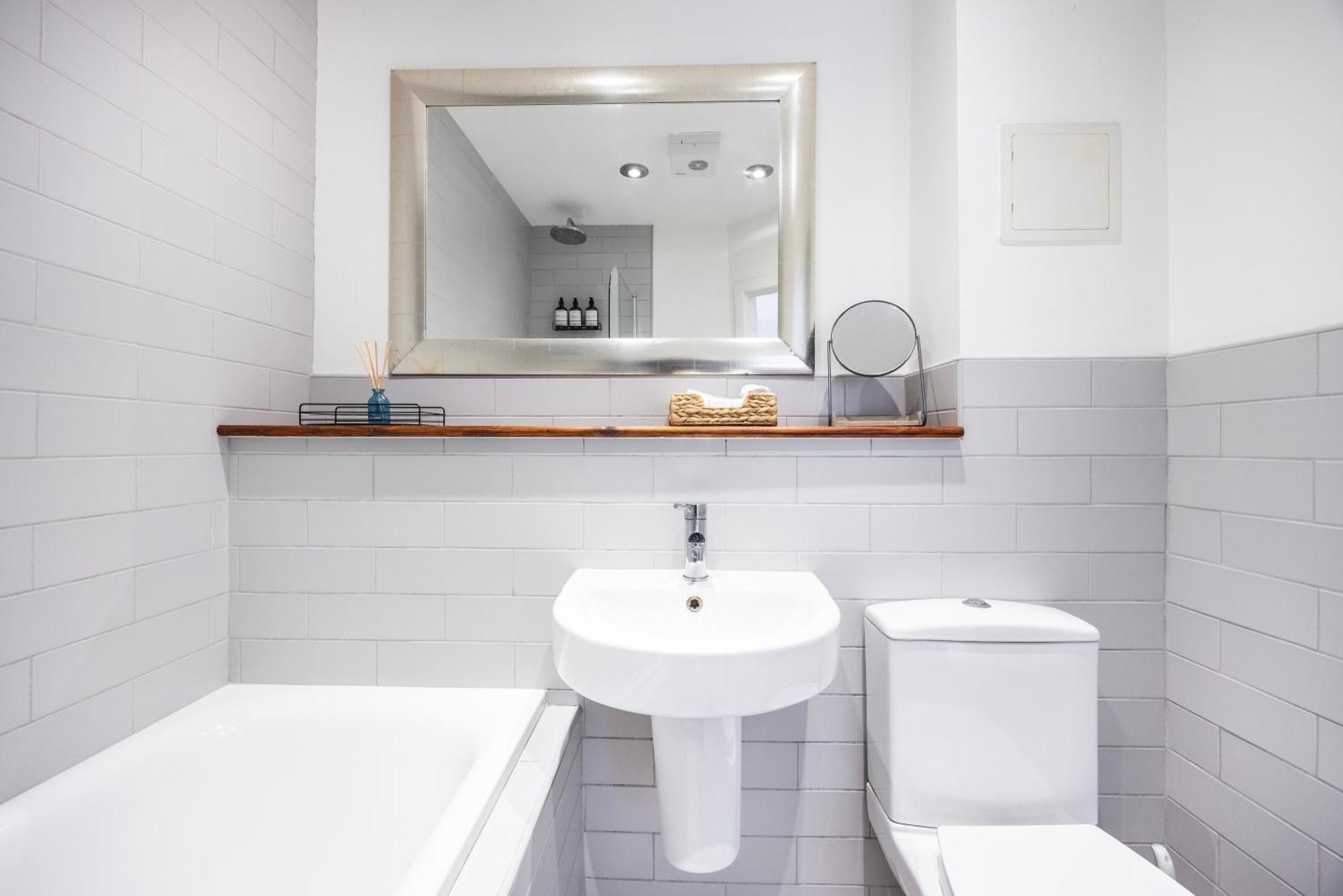 Cozy Haven - Bright 2br Apartment, Next To Major Station Appartement Londen