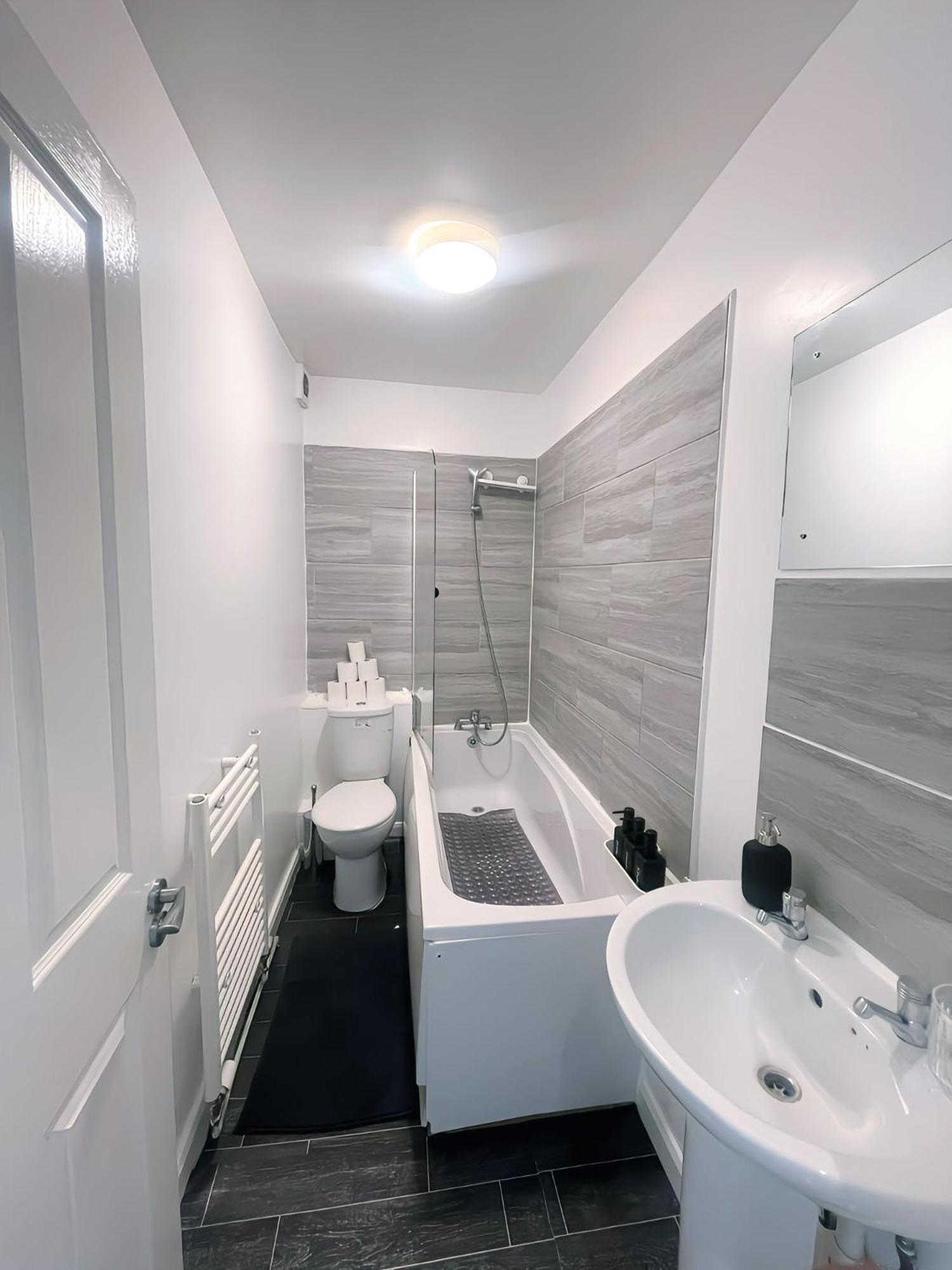 Stylish 2 Bedroom By Luxe Haven Homes Short Lets & Serviced Canning Town Greater With Free Wifi *
