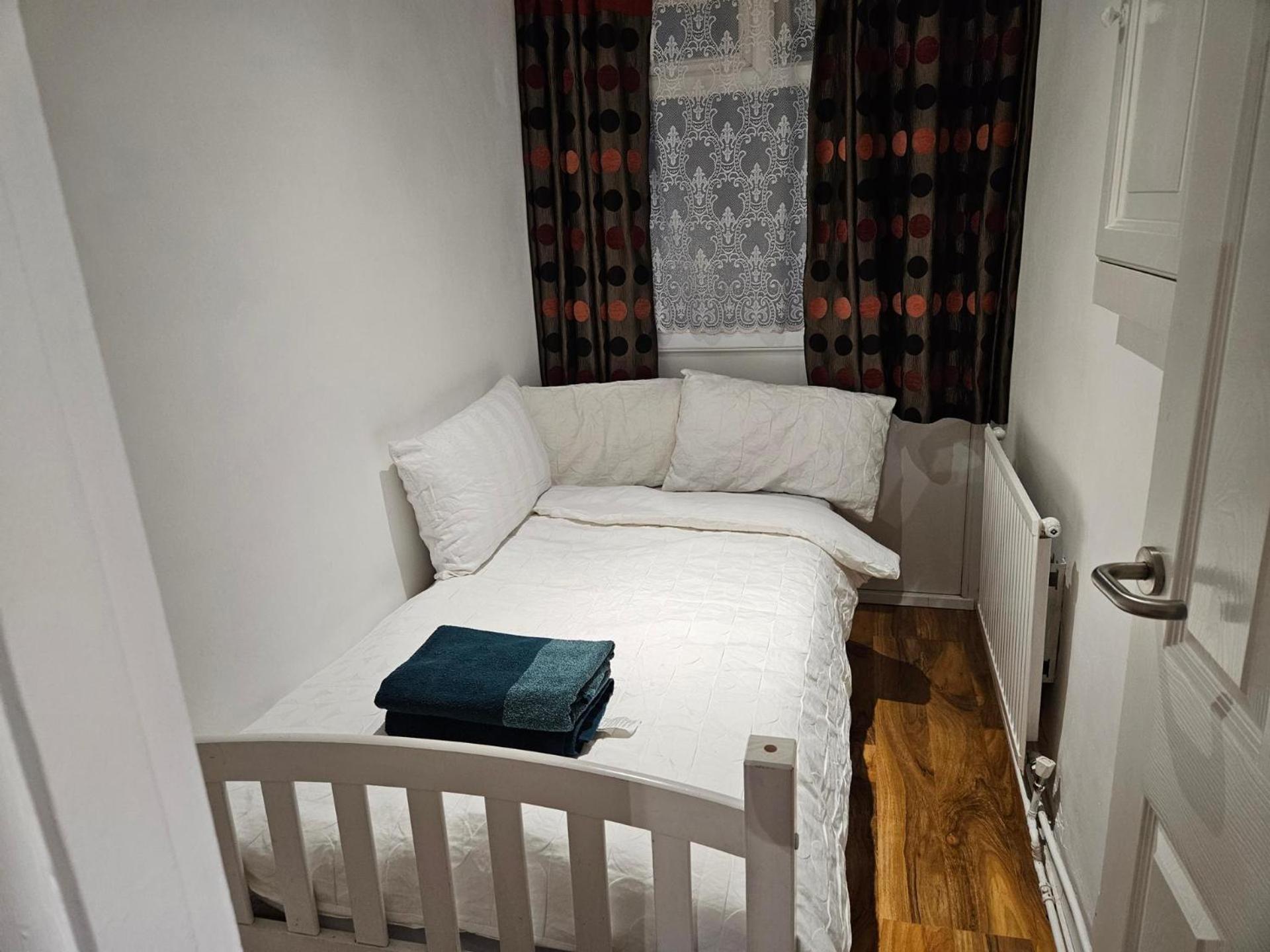 Mitcham Junction - 2 Bed - Sleeps 6 Appartement Londen
