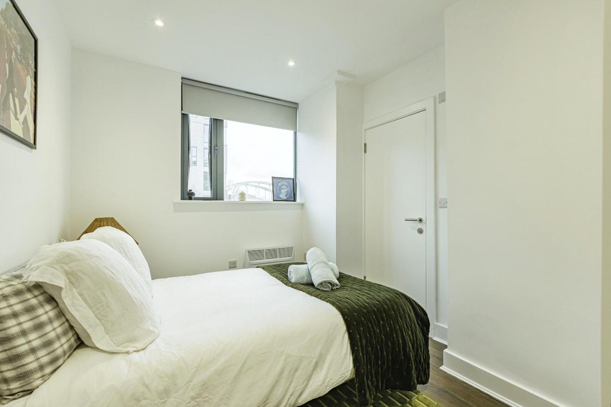 New Stylish 2 Bed 2 Bathrooms Flat Next To Canal Apartment London