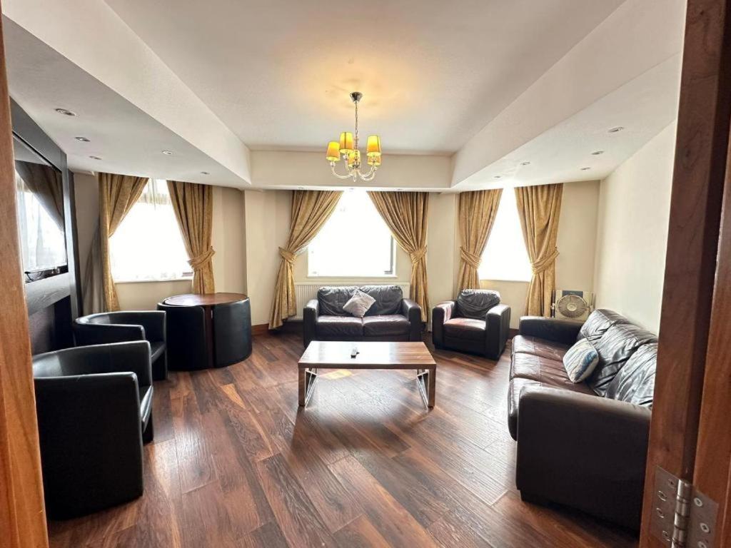 Marble Arch Beautiful Family * London