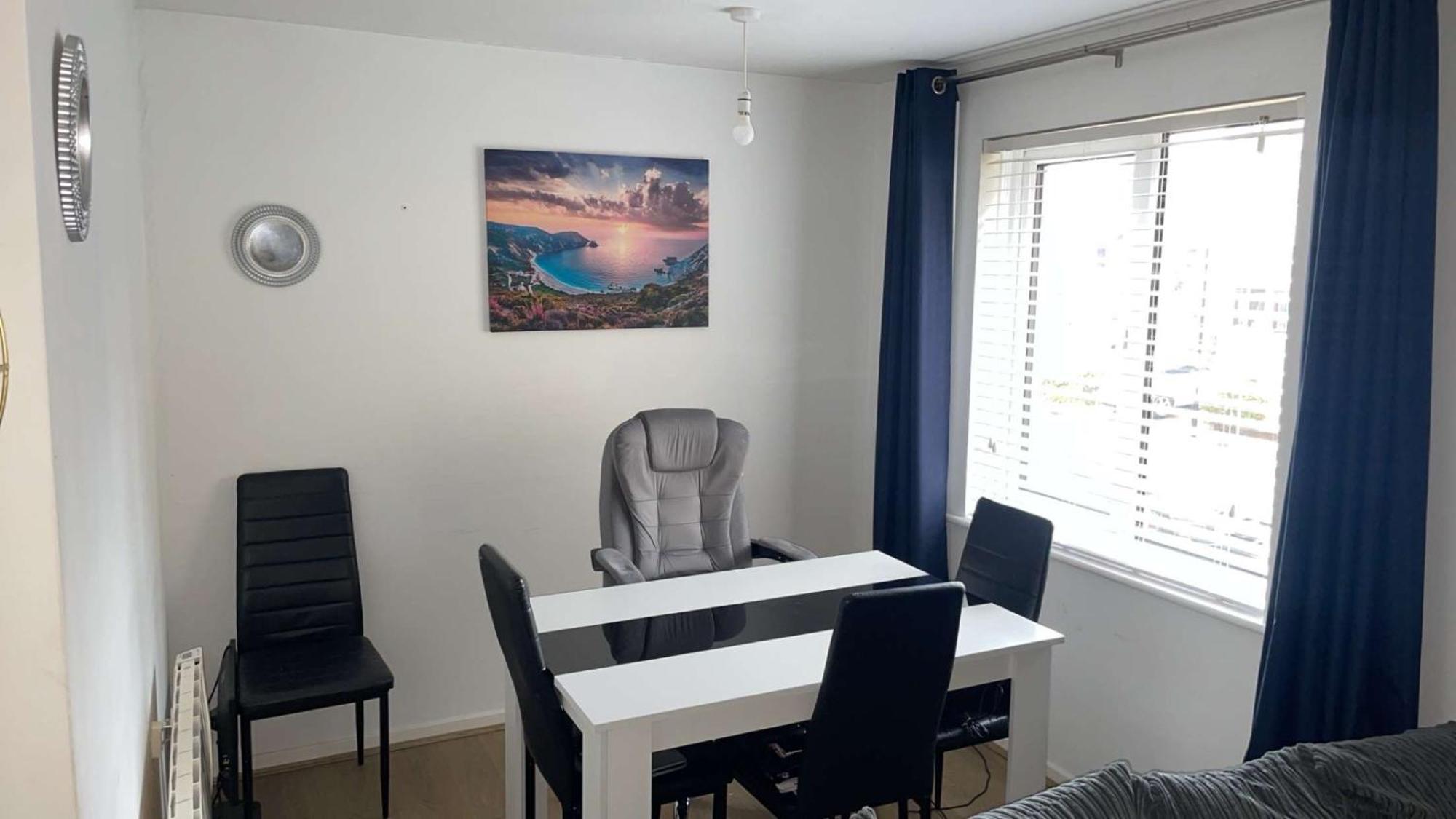 One Bedroom Flat Apartment *