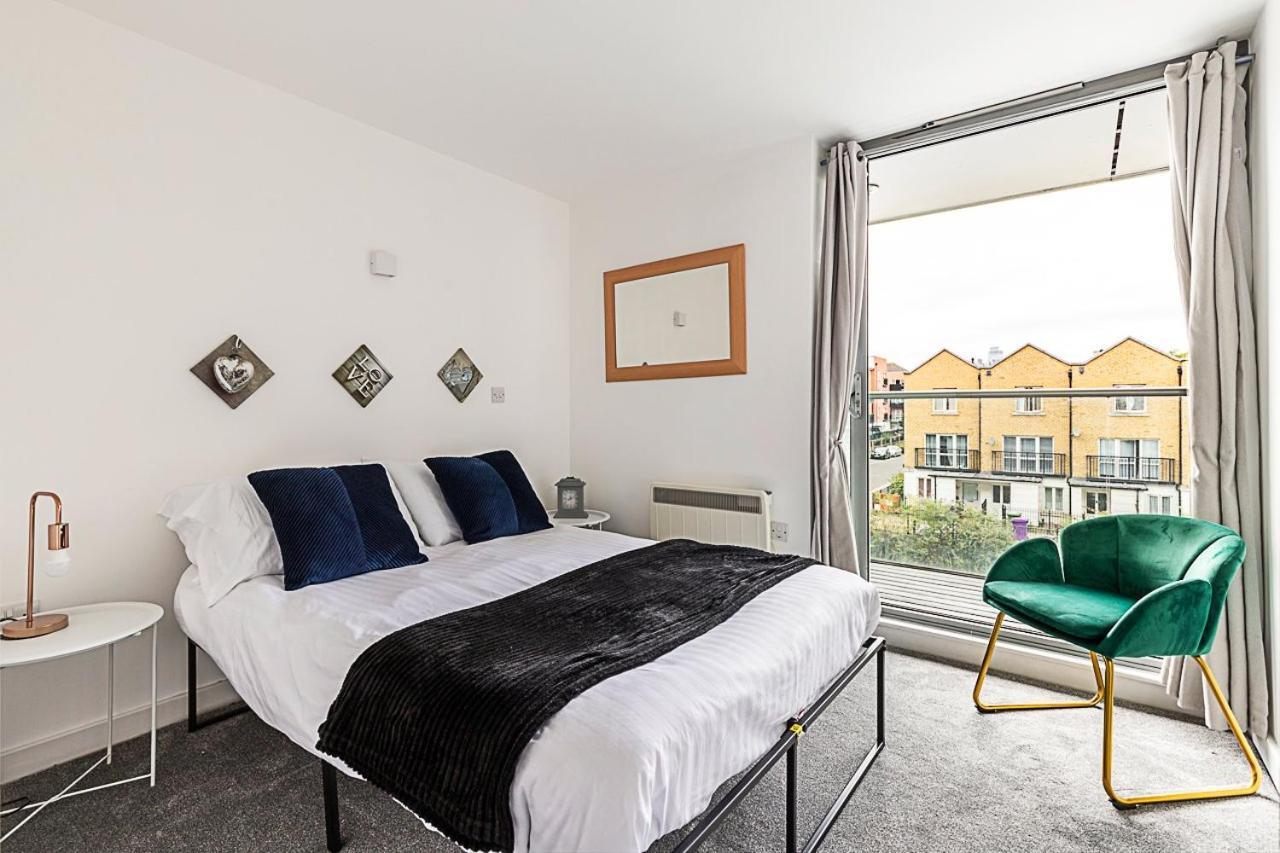 Airy 2-bedroom Flat With Balcony Appartement Londen